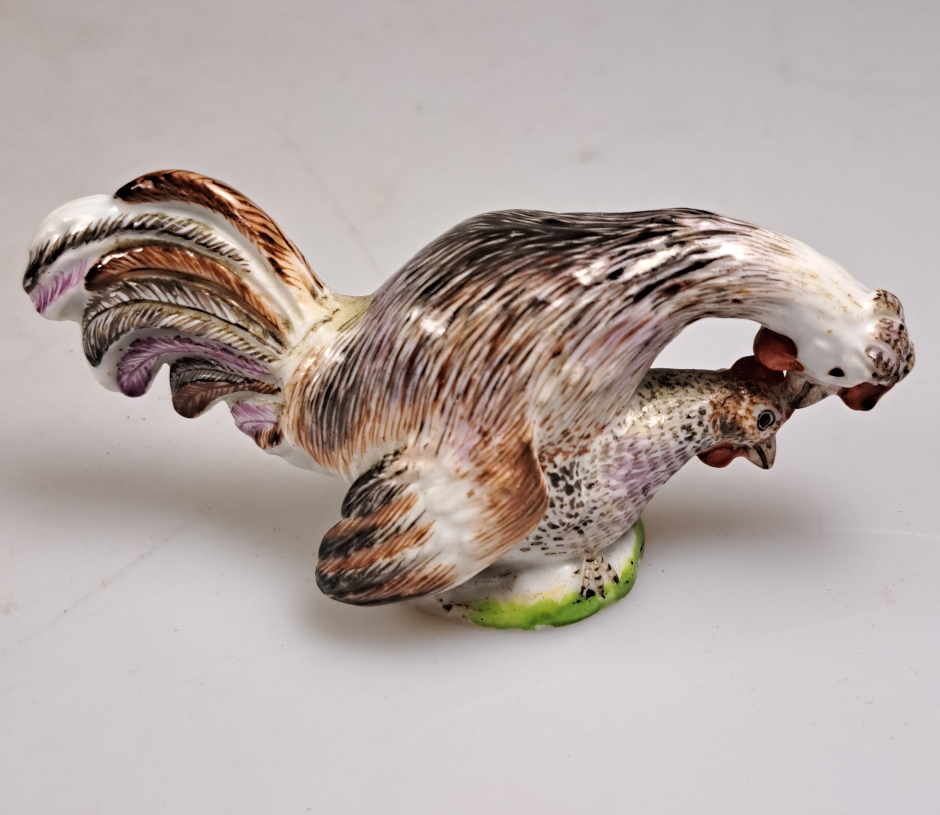 Detail m: 4 Porzellanfiguren, Hühner und Hähne, Meissen, 19./20. Jh., bemalt, zwei Stück leicht best., H. ca. 4.5-9 cm