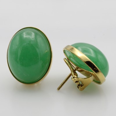 27081612a - Paar Ohrstecker mit Jade, GG 750/000, Jade- cabochons, Handarbeit, m. Clipbrisur, Maße ...