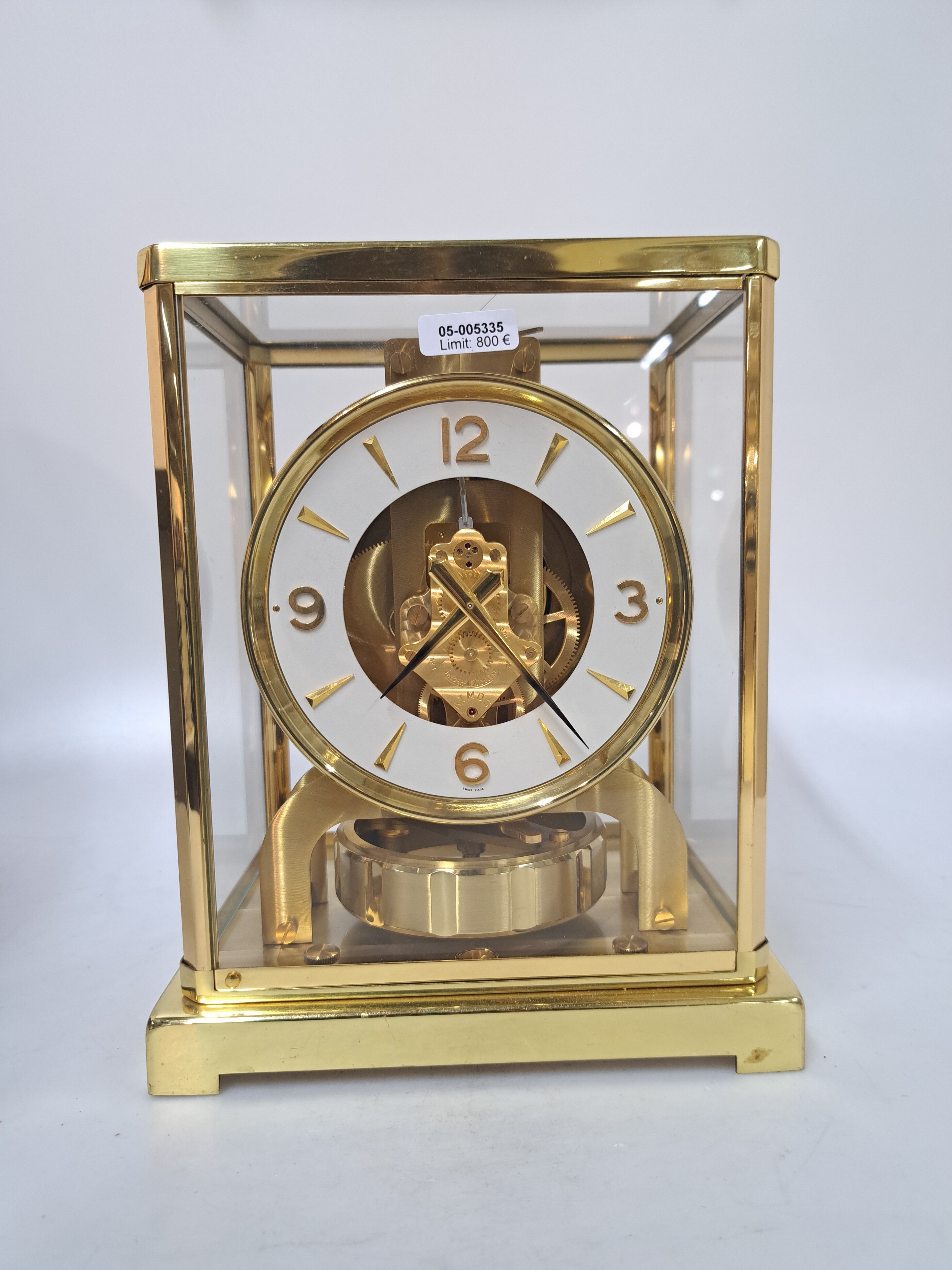 Detail a: Tischuhr Atmos, Jaeger-LeCoultre um 1965, vergoldetes Messinggehäuse und Werk, allseitig verglast, Schwenktüre vorne (Knopf fehlt), Modell V, ...