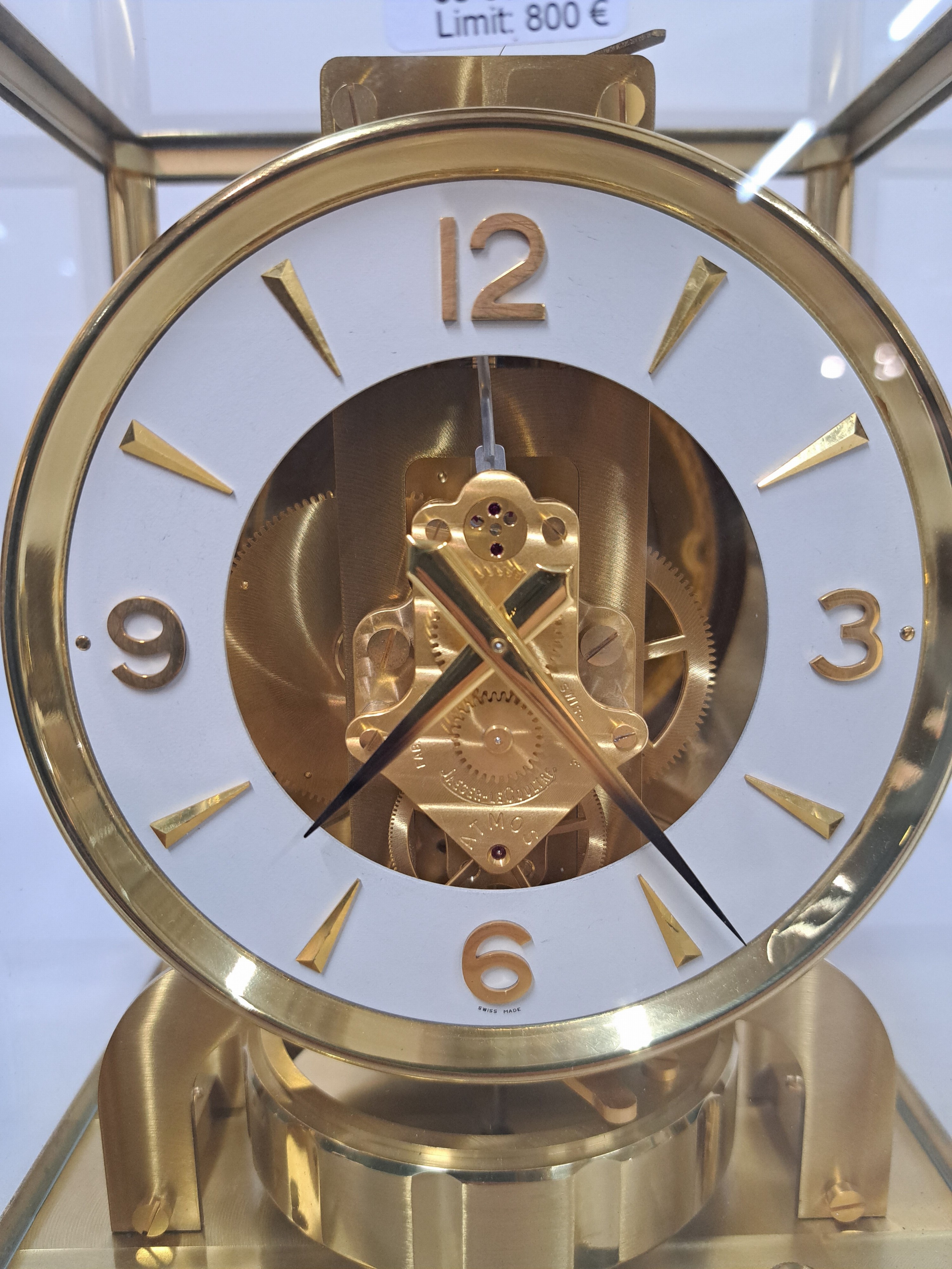 Detail b: Tischuhr Atmos, Jaeger-LeCoultre um 1965, vergoldetes Messinggehäuse und Werk, allseitig verglast, Schwenktüre vorne (Knopf fehlt), Modell V, ...