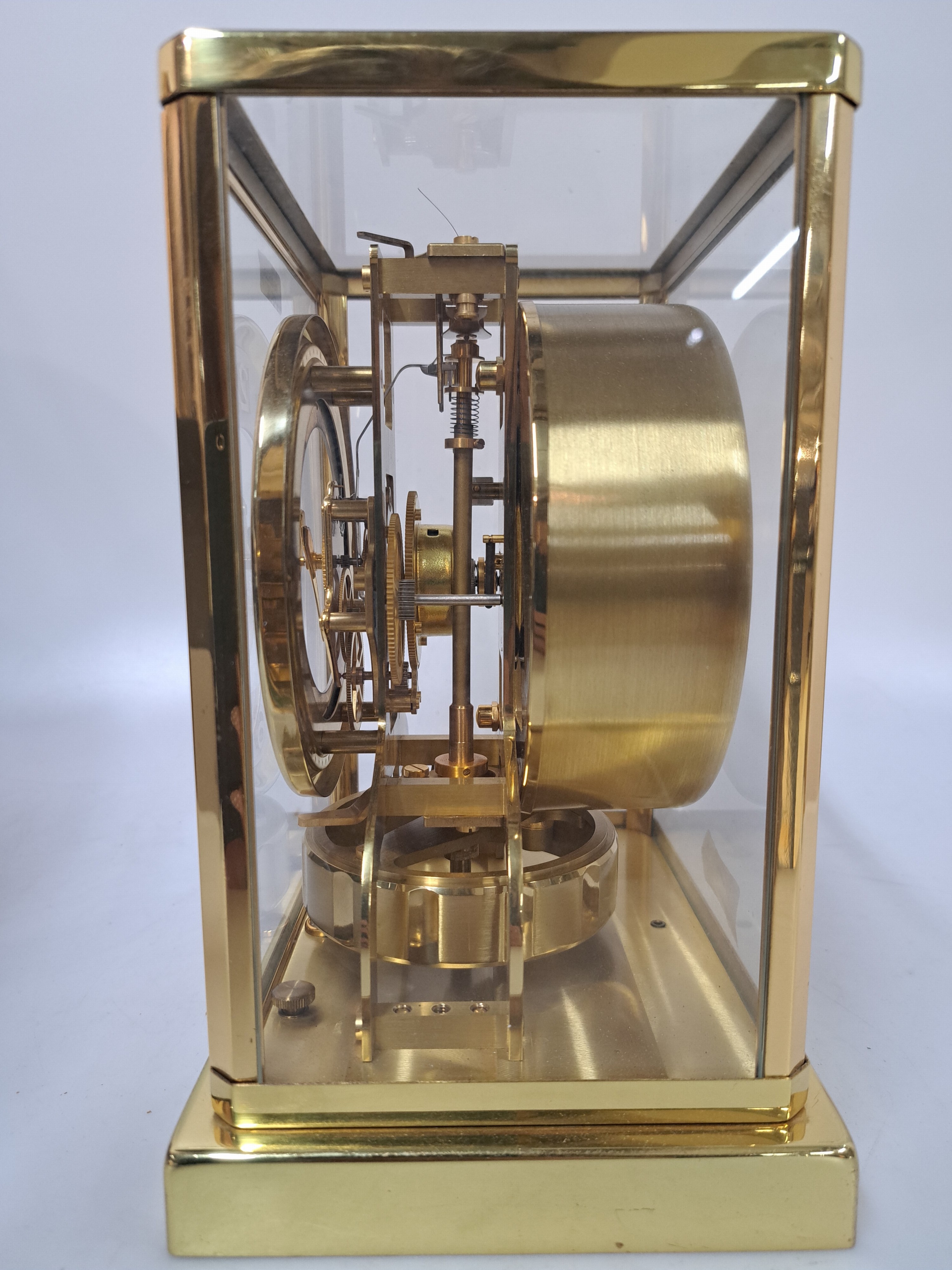 Detail d: Tischuhr Atmos, Jaeger-LeCoultre um 1965, vergoldetes Messinggehäuse und Werk, allseitig verglast, Schwenktüre vorne (Knopf fehlt), Modell V, ...