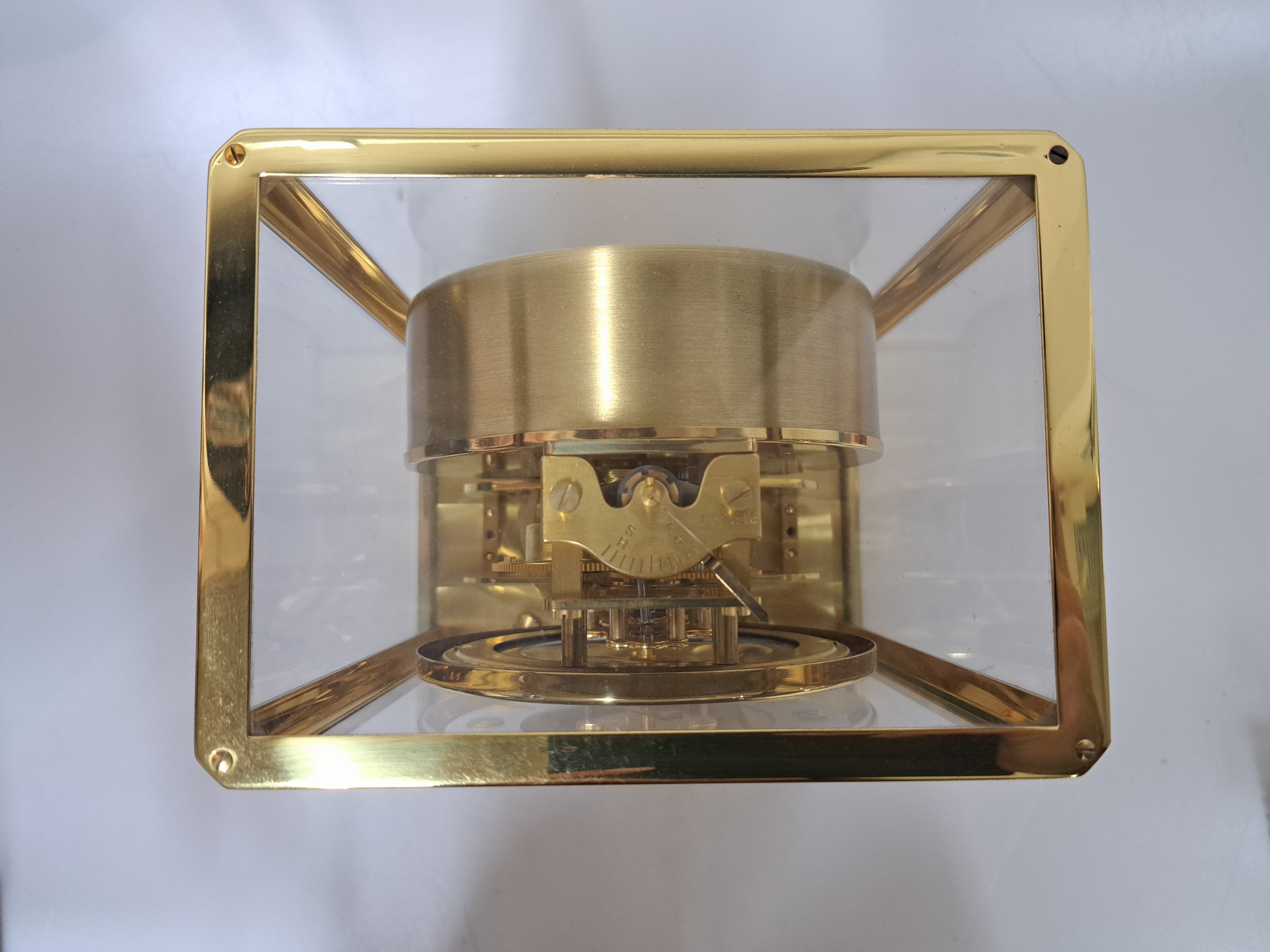 Detail e: Tischuhr Atmos, Jaeger-LeCoultre um 1965, vergoldetes Messinggehäuse und Werk, allseitig verglast, Schwenktüre vorne (Knopf fehlt), Modell V, ...