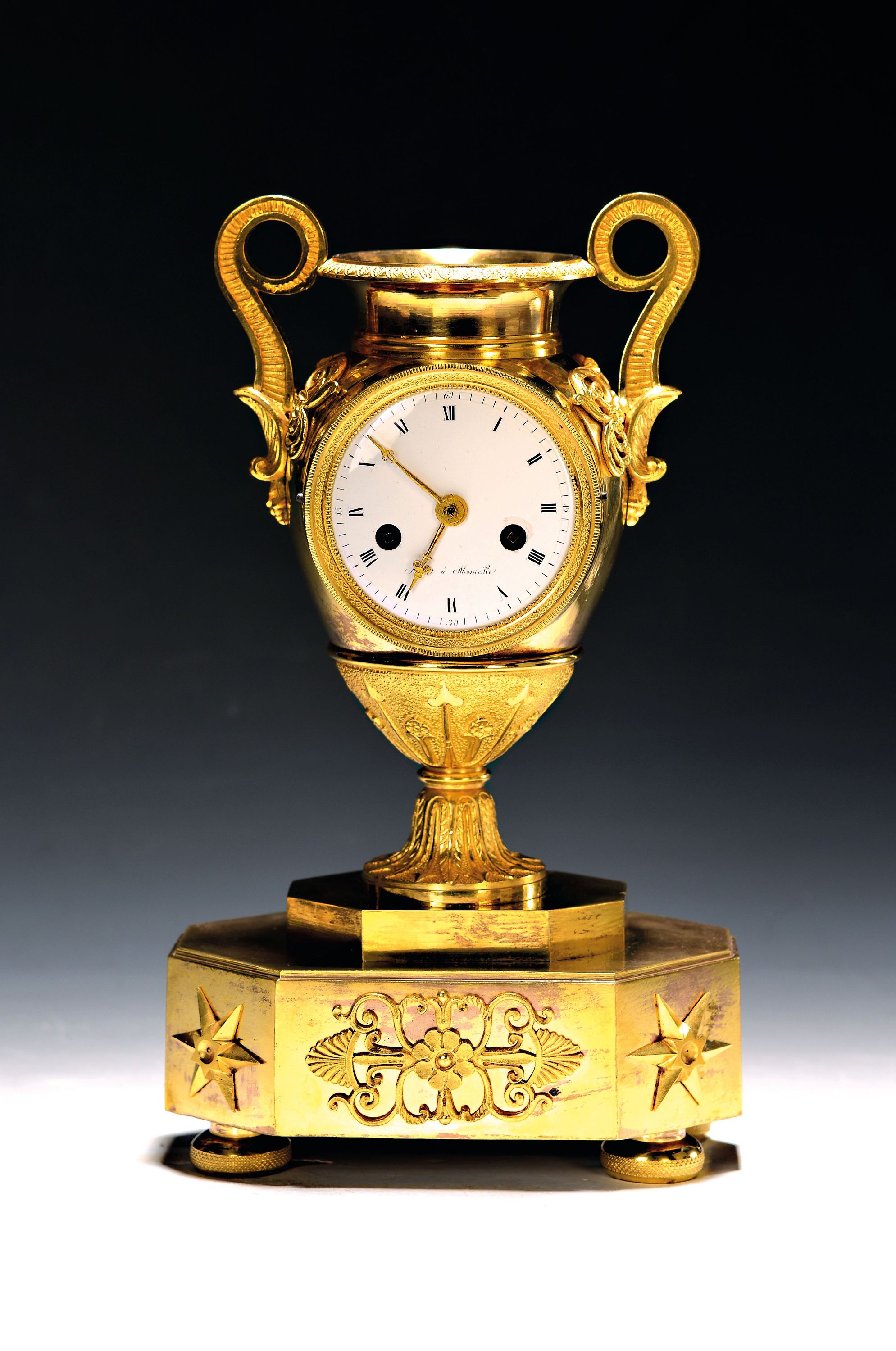 Image 27081784 - Kleinere Vasenuhr, Frankreich, um 1820, Empire, feuervergoldete Bronze, auf oktogenem ...
