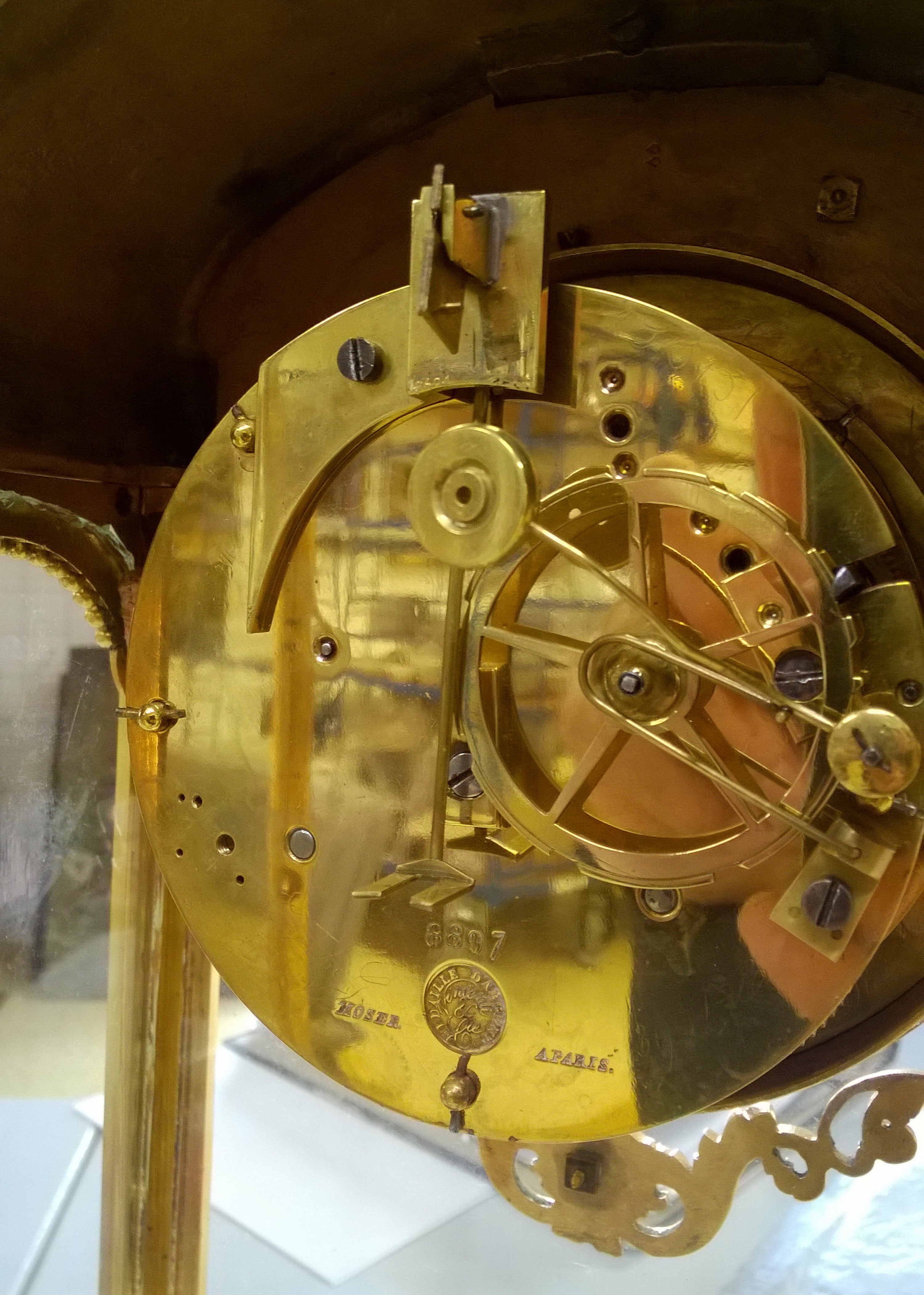 Detail a: Große Pendule mit sichtbarer Brokothemmung, Frankreich um 1900, weißer Marmorsockel, gesamtes Uhrgehäuse mit üppigen feuervergoldeten ...