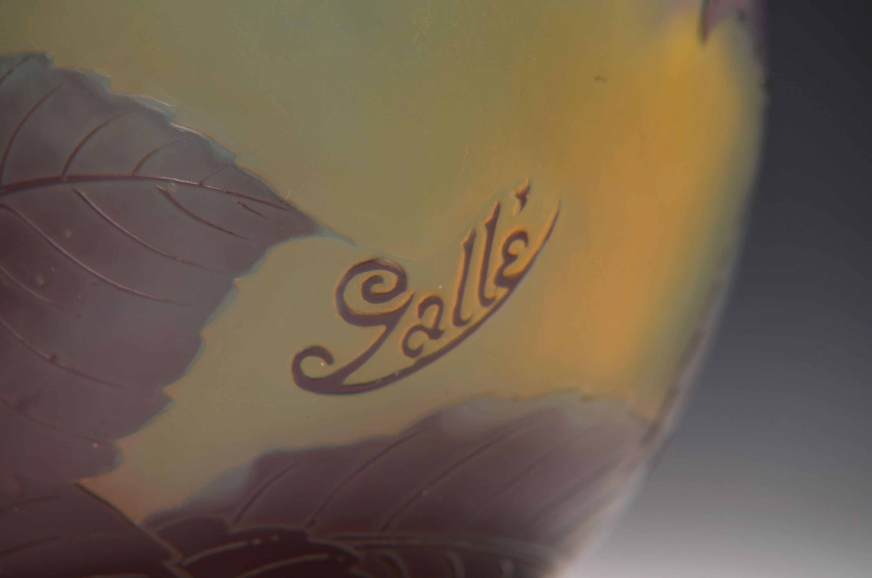 Detail a: Große Gallé-Vase, 20er Jahre, farbloses Glas mit blauen, braunen u. gelben Überfängen, Hortensiendekor, geschnitten, geschliffen und Hochätzung, ...