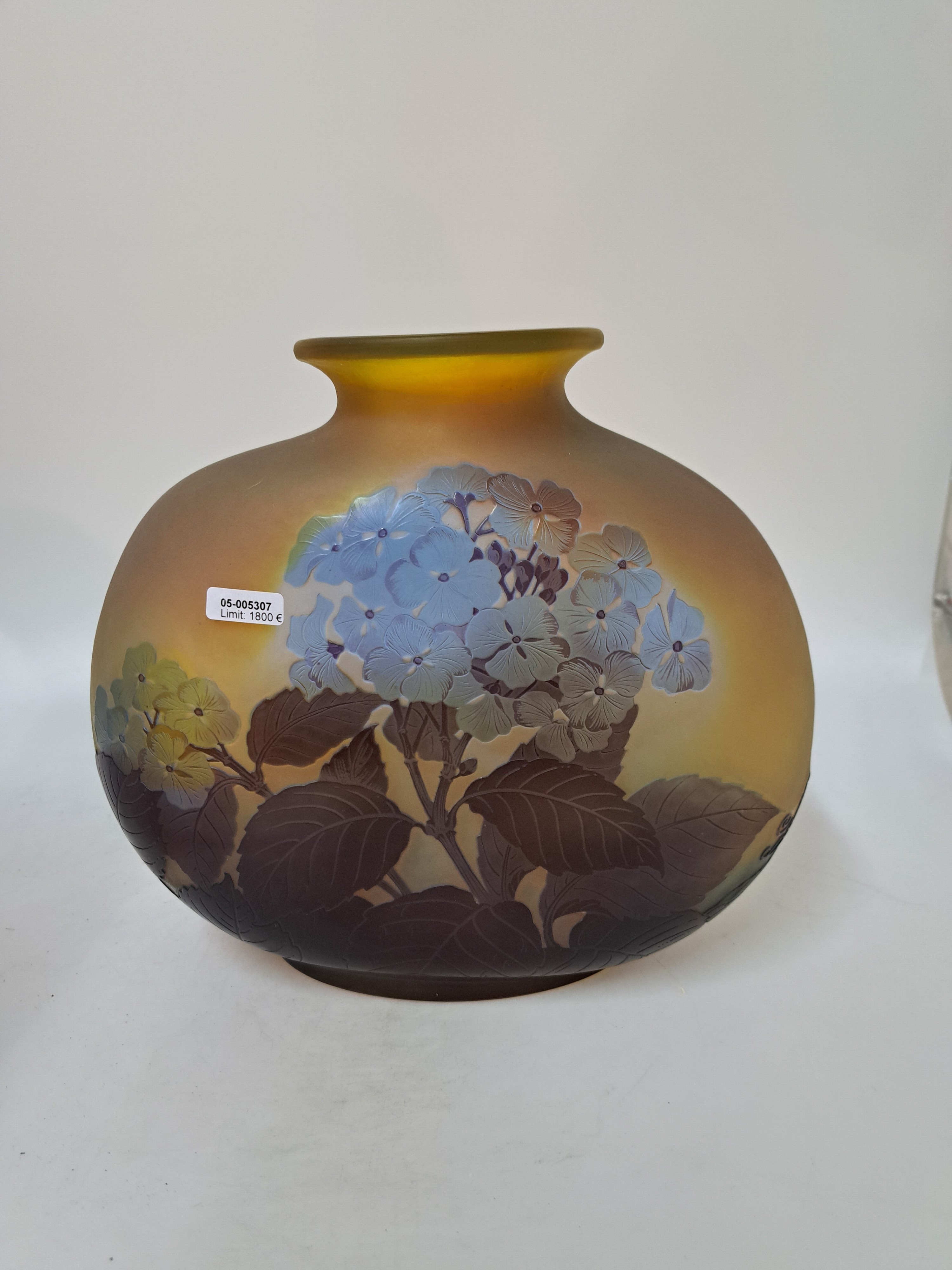 Detail b: Große Gallé-Vase, 20er Jahre, farbloses Glas mit blauen, braunen u. gelben Überfängen, Hortensiendekor, geschnitten, geschliffen und Hochätzung, ...