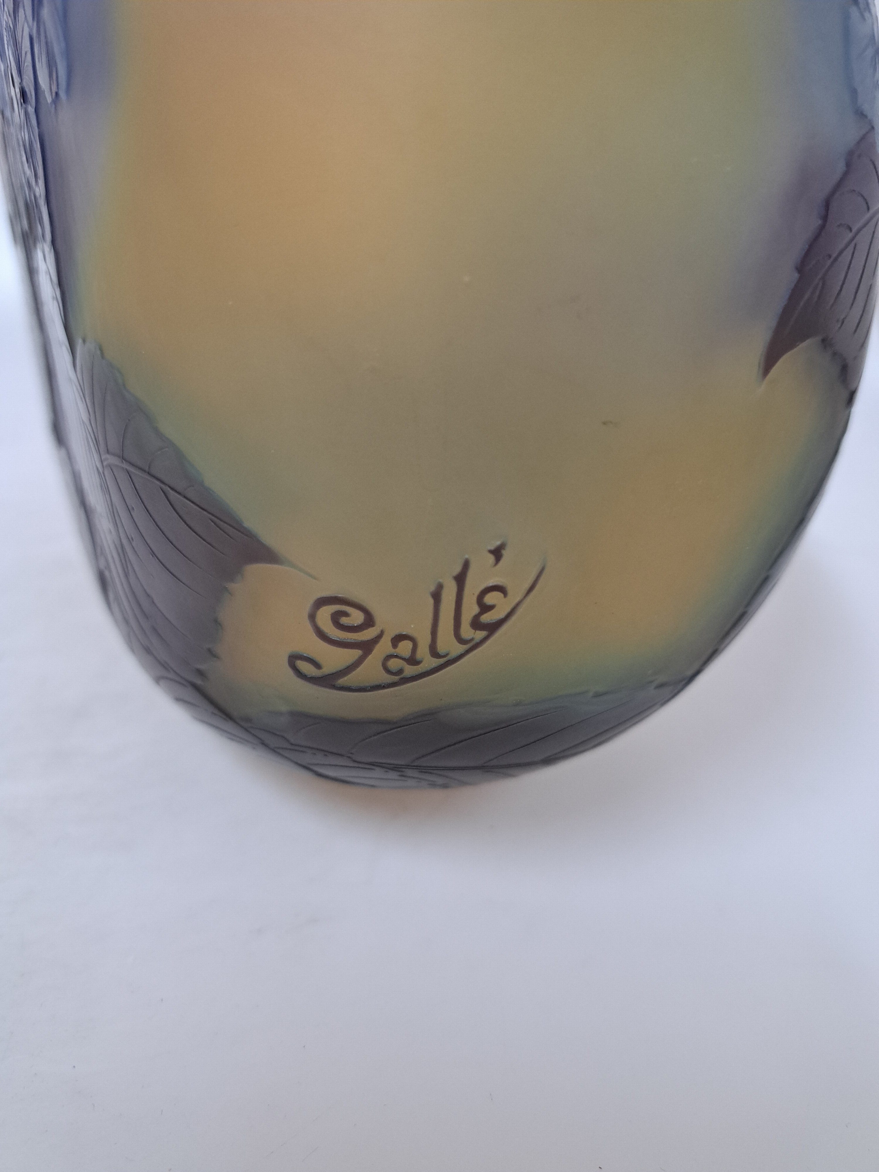 Detail c: Große Gallé-Vase, 20er Jahre, farbloses Glas mit blauen, braunen u. gelben Überfängen, Hortensiendekor, geschnitten, geschliffen und Hochätzung, ...