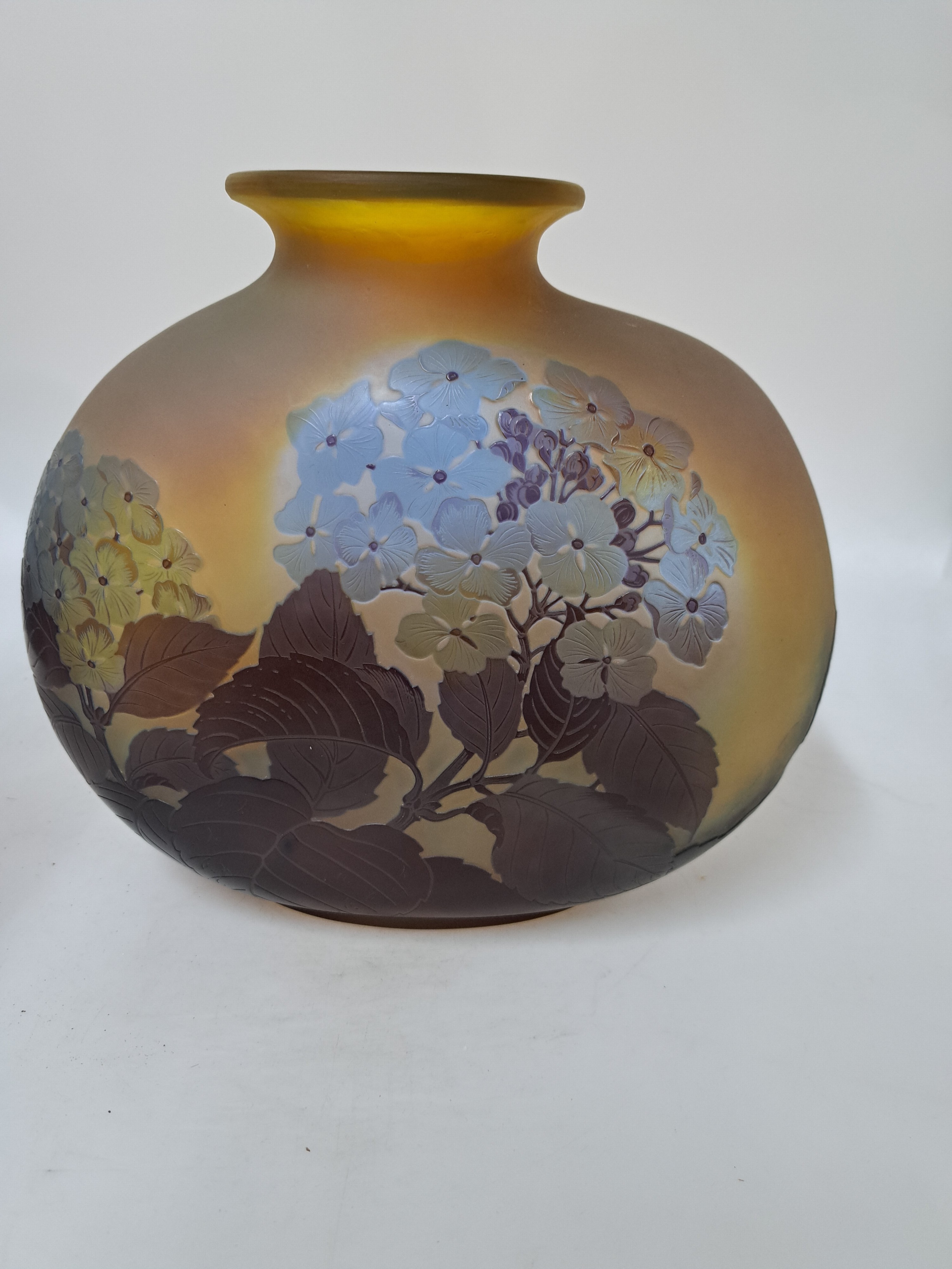 Detail d: Große Gallé-Vase, 20er Jahre, farbloses Glas mit blauen, braunen u. gelben Überfängen, Hortensiendekor, geschnitten, geschliffen und Hochätzung, ...