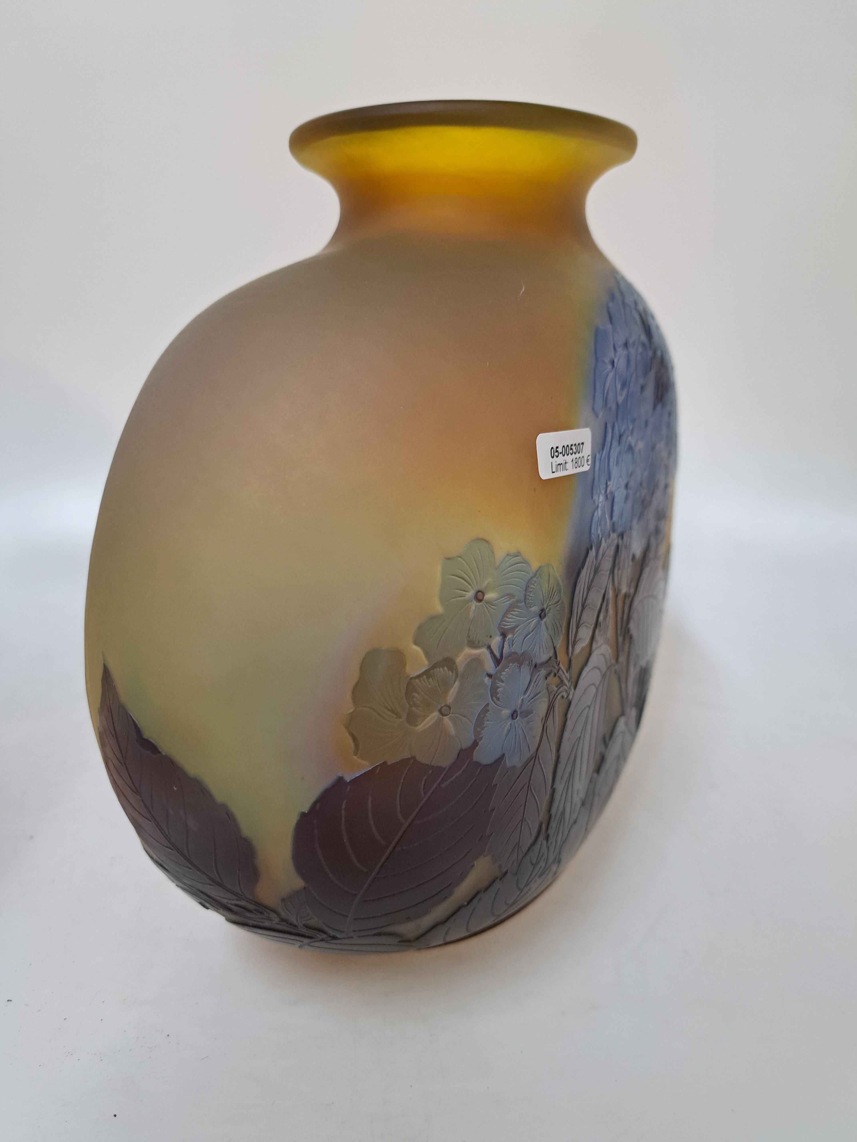 Detail e: Große Gallé-Vase, 20er Jahre, farbloses Glas mit blauen, braunen u. gelben Überfängen, Hortensiendekor, geschnitten, geschliffen und Hochätzung, ...