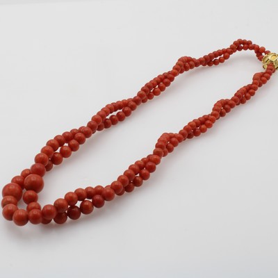 27081951a - 2-reihige Korallkette, Magnetschl. 925er Silber verg., D. ca. 4.2-10 mm, L. ca. 47 cm ...