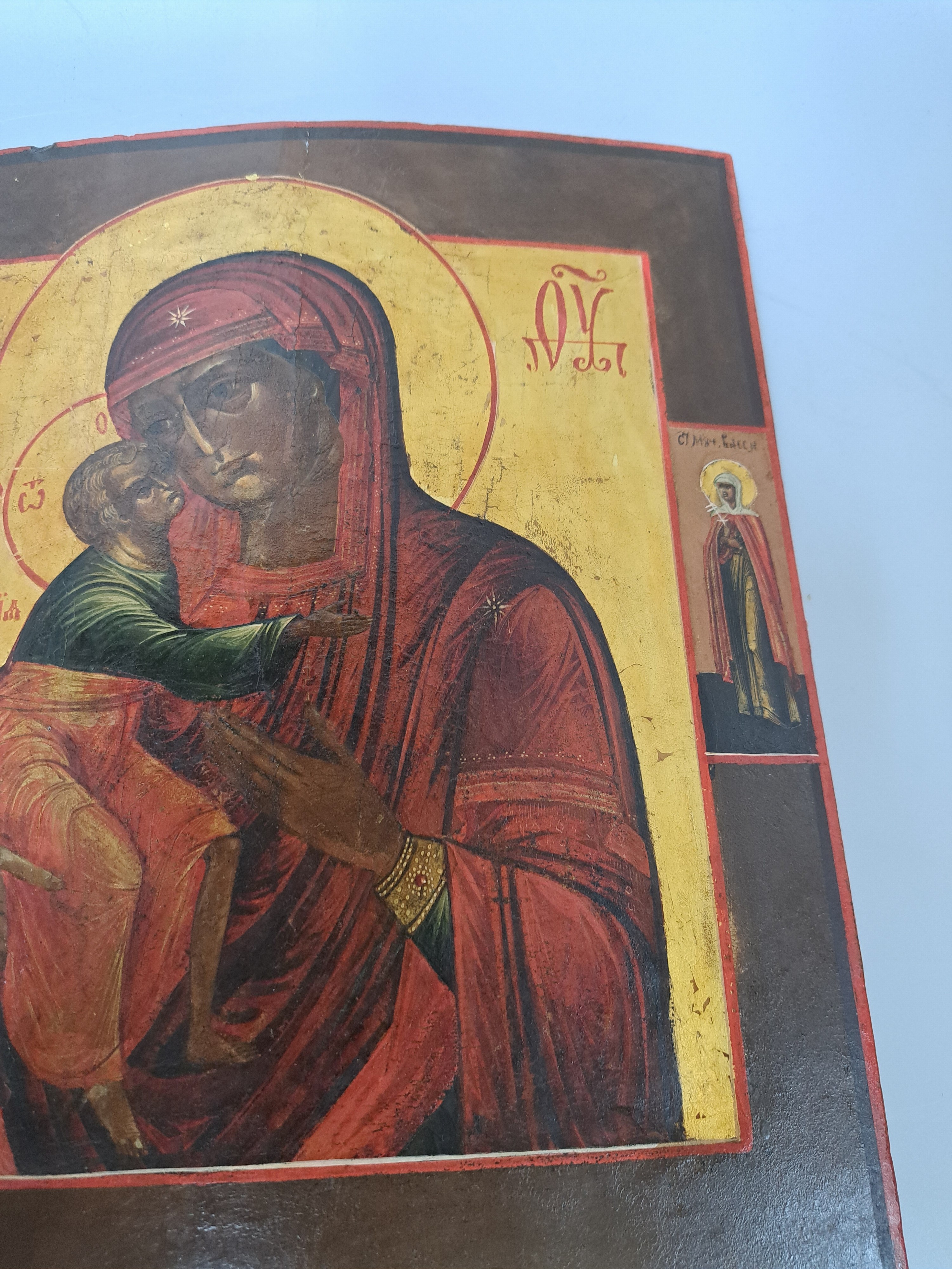 Detail b: Ikone, Russland, 2. Hälfte 19. Jh., Gottesmutter Maria mit dem Christuskind, Tempera auf Holz, vertieftes Mittelfeld, 2 Randheilige, ca. 35x30cm
