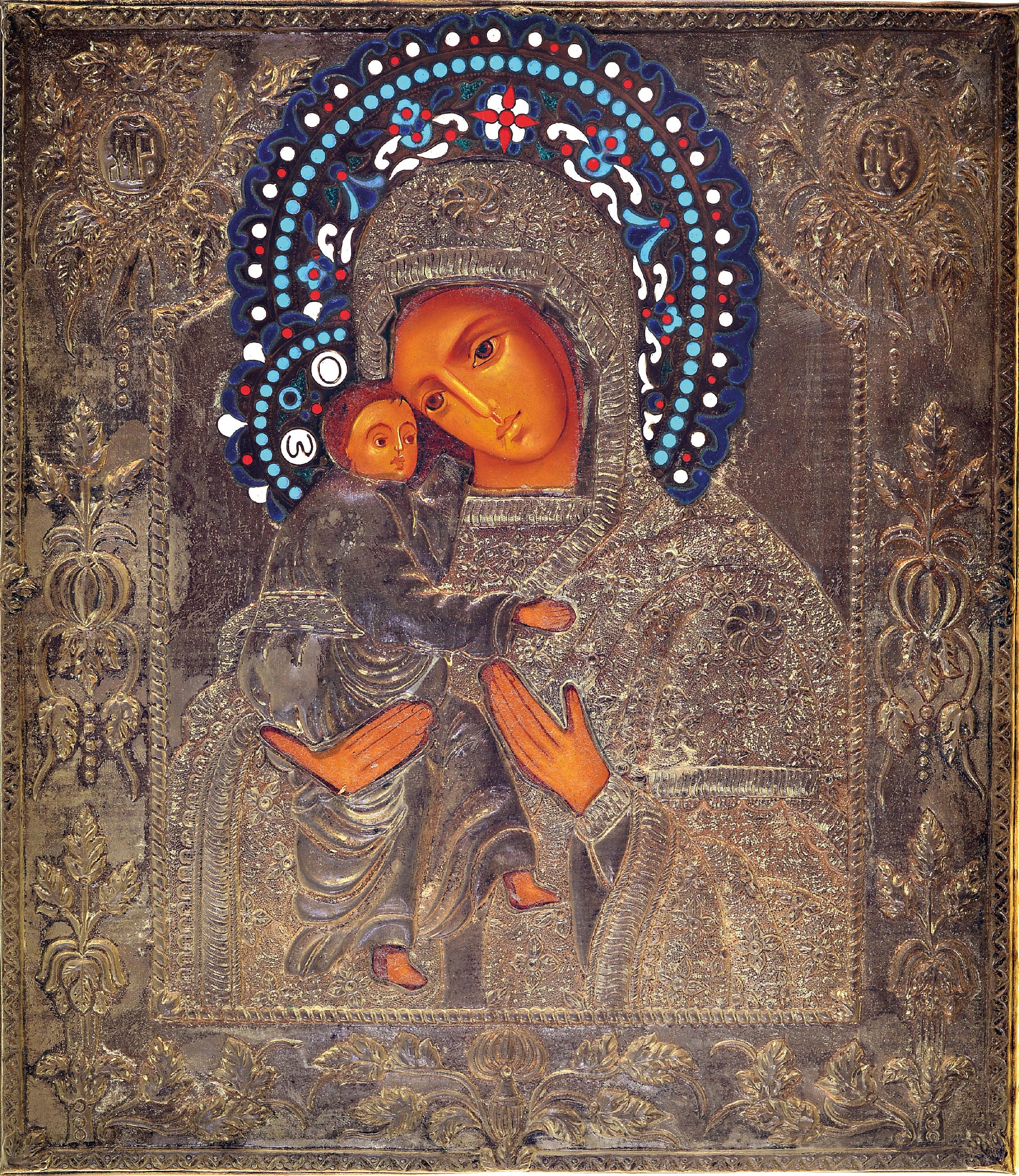 Detail k: Ikone, Russland, um 1900, Gottesmutter mit Kind, Tempera auf Holz, reich geprägtes Oklad Metall versilbert mit bunt emailliertem Heiligenschein, ca. ...
