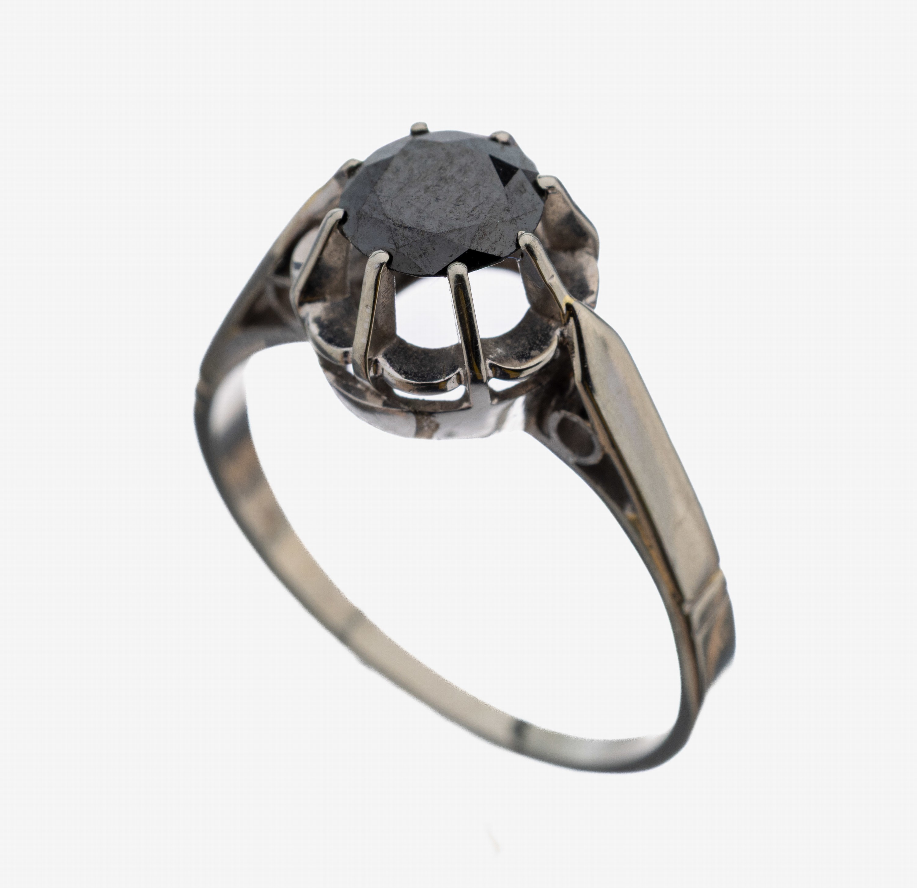 18 kt Gold Diamant-Ring, WG 750/000, schwarzer Diamant (beh.) ca. 0.60 ct, RW 50, ca. 2.5 g