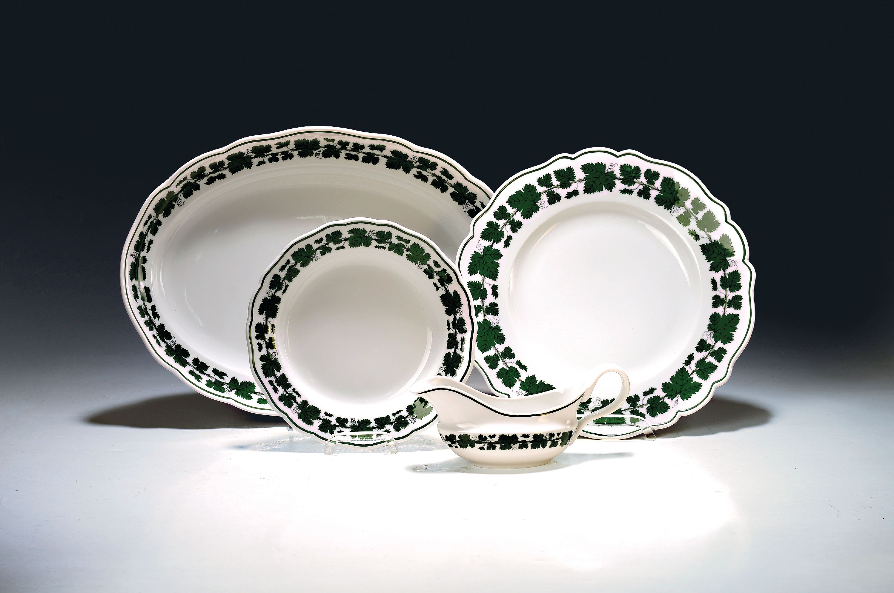 Image 27083894 - 23 Teile Porzellan, Meissen, 20. Jh., 1. Wahl, voller grüner Weinkranz, 10 flache ...