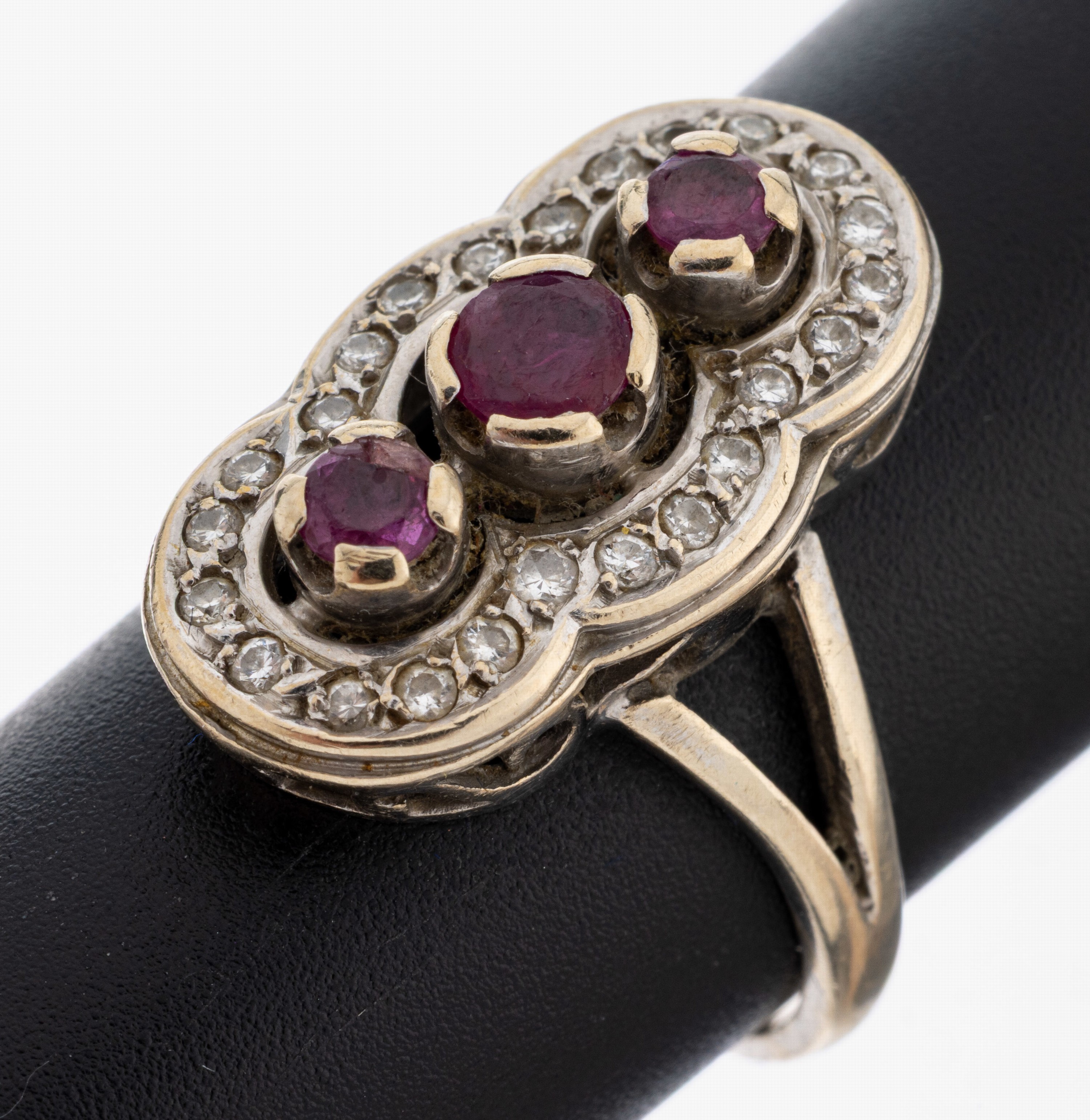 Image 27084050 - 14 kt gold ruby-brilliant-ring , WG 585/000,centered 3 round bevelled rubies total ...