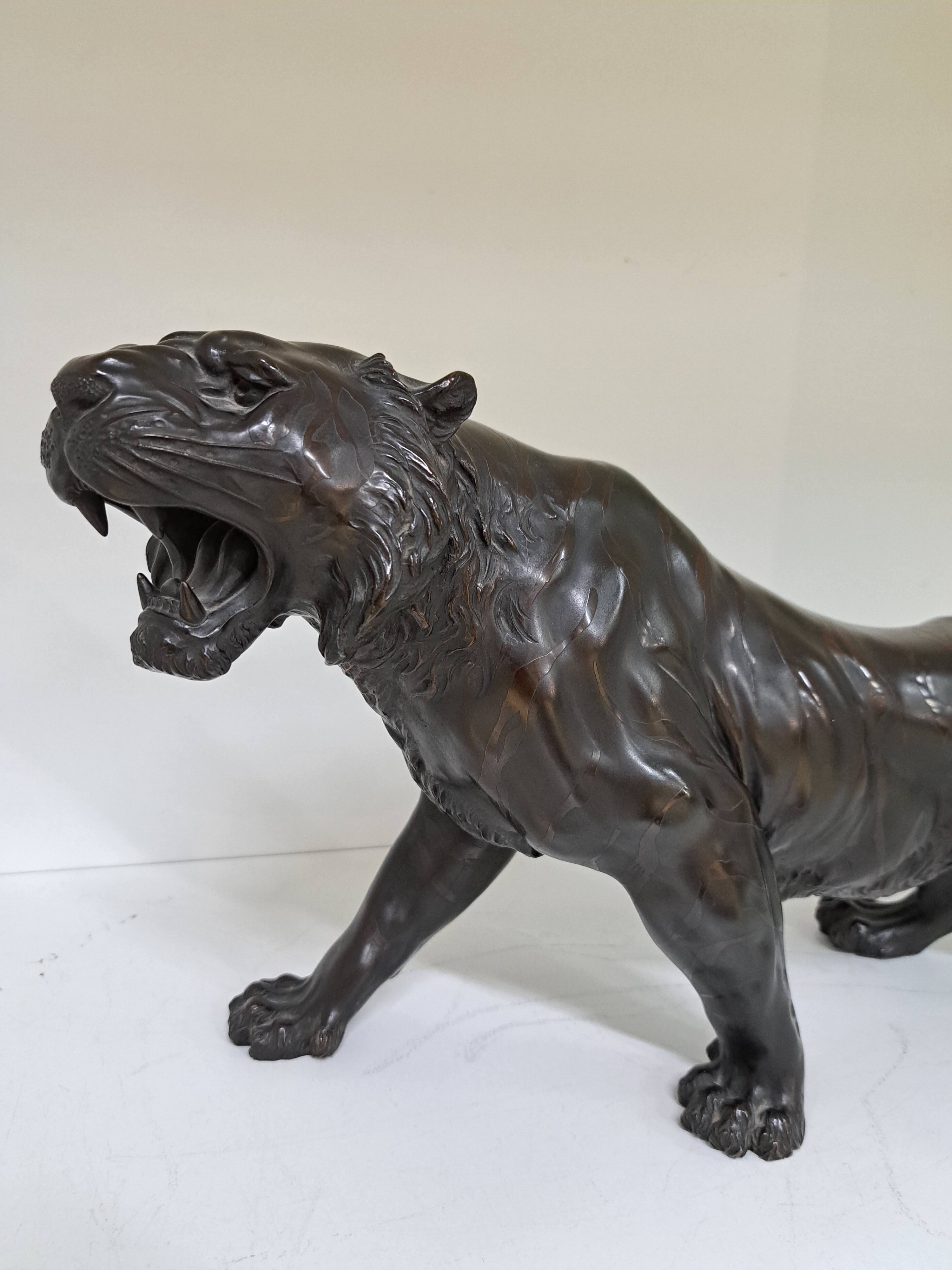 Detail a: Große Bronzefigur, China, 20. Jh., schreitender brüllender Tiger, am Boden Signet, H. ca. 28cm, L. ca. 71cm