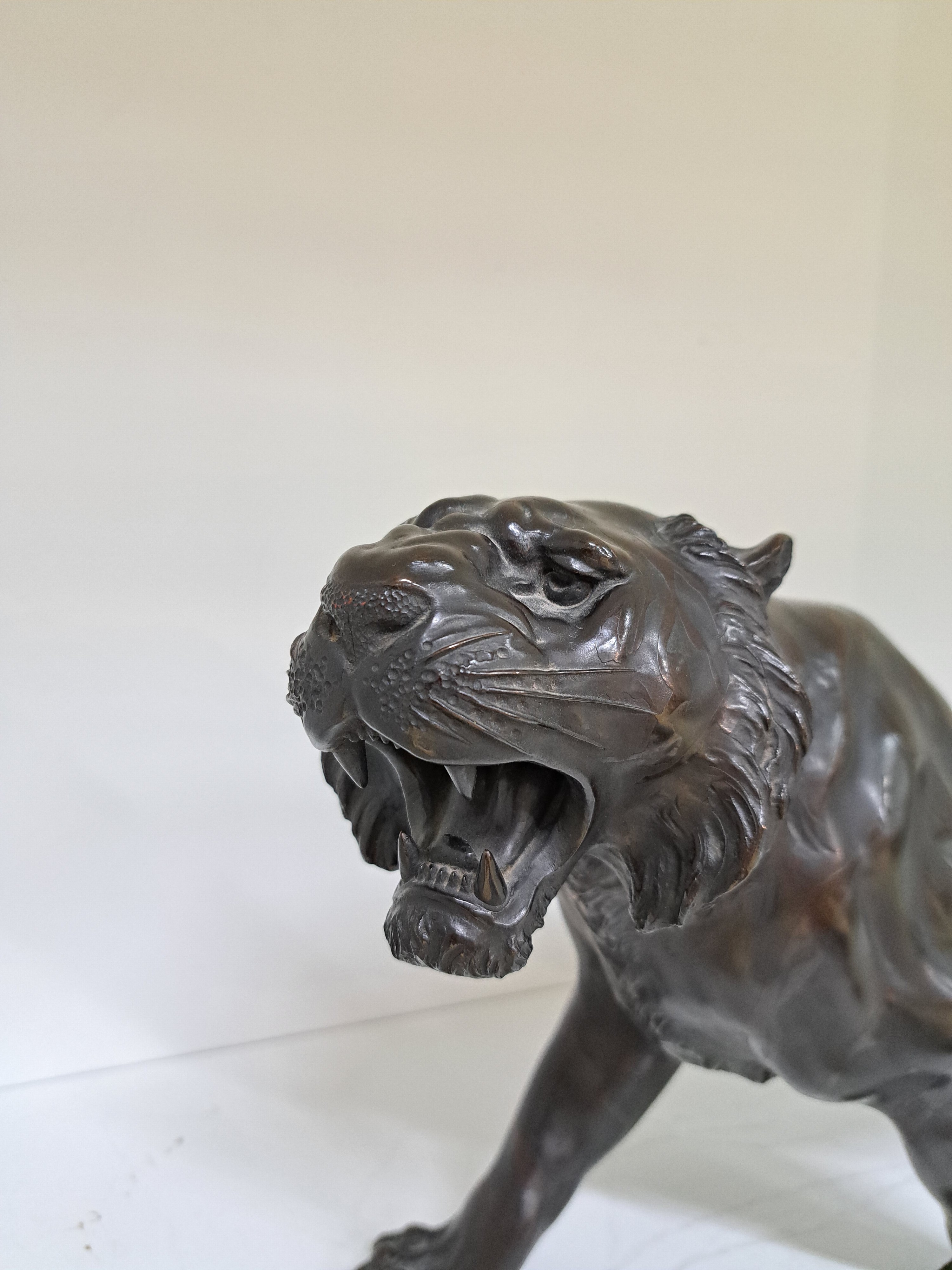 Detail b: Große Bronzefigur, China, 20. Jh., schreitender brüllender Tiger, am Boden Signet, H. ca. 28cm, L. ca. 71cm