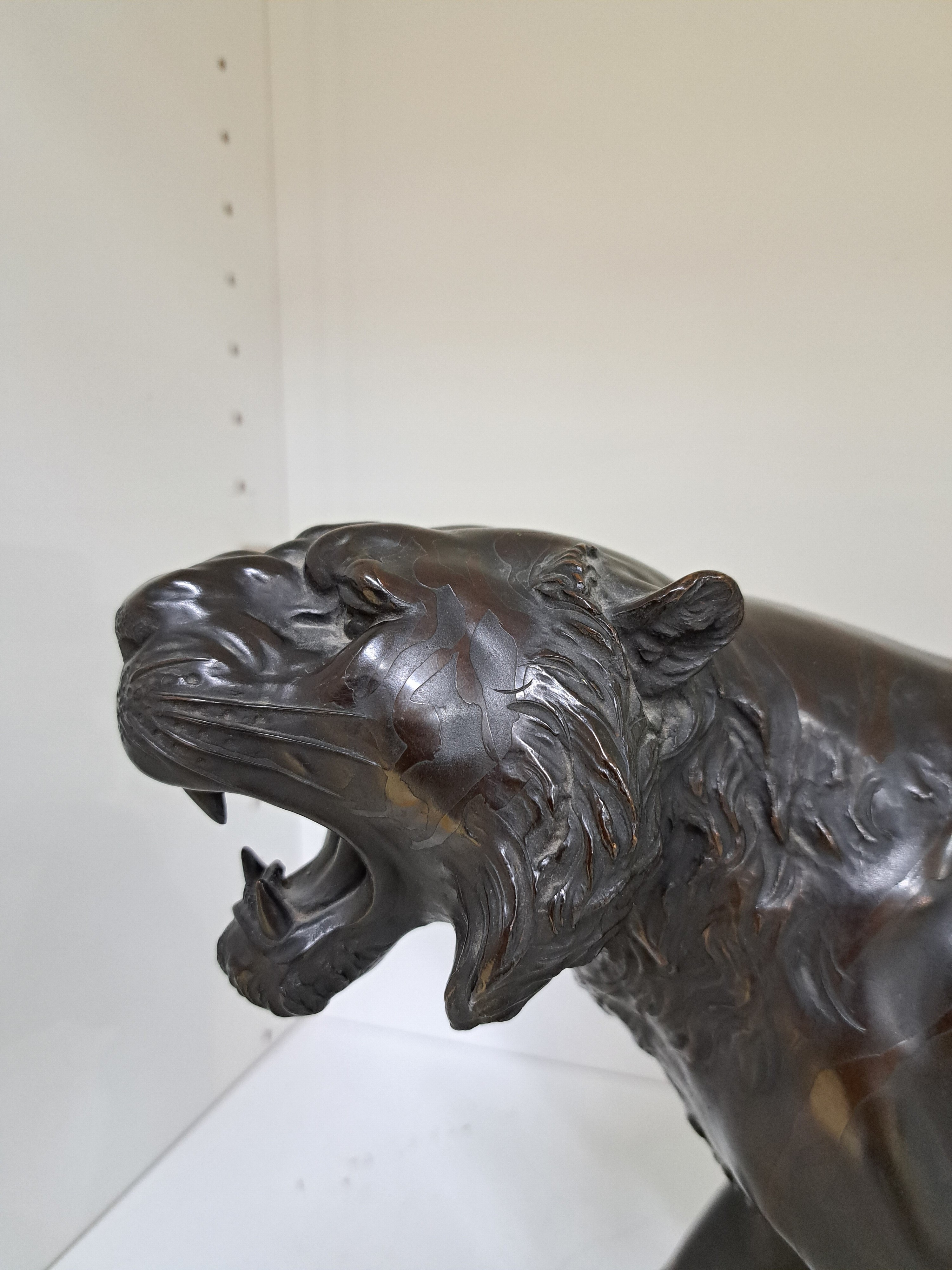 Detail c: Große Bronzefigur, China, 20. Jh., schreitender brüllender Tiger, am Boden Signet, H. ca. 28cm, L. ca. 71cm