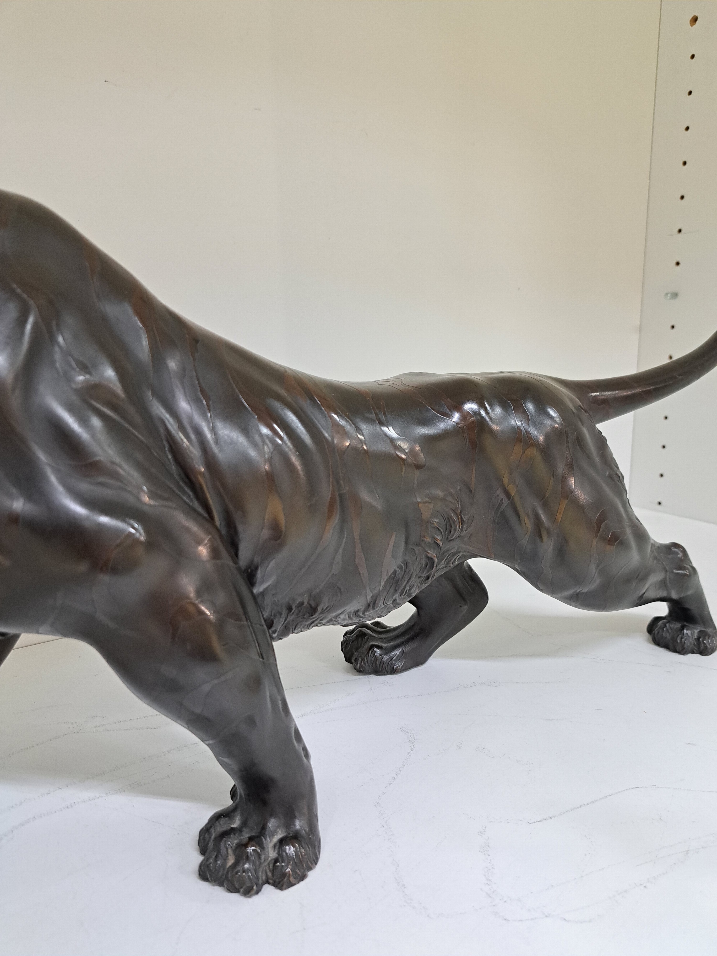 Detail d: Große Bronzefigur, China, 20. Jh., schreitender brüllender Tiger, am Boden Signet, H. ca. 28cm, L. ca. 71cm