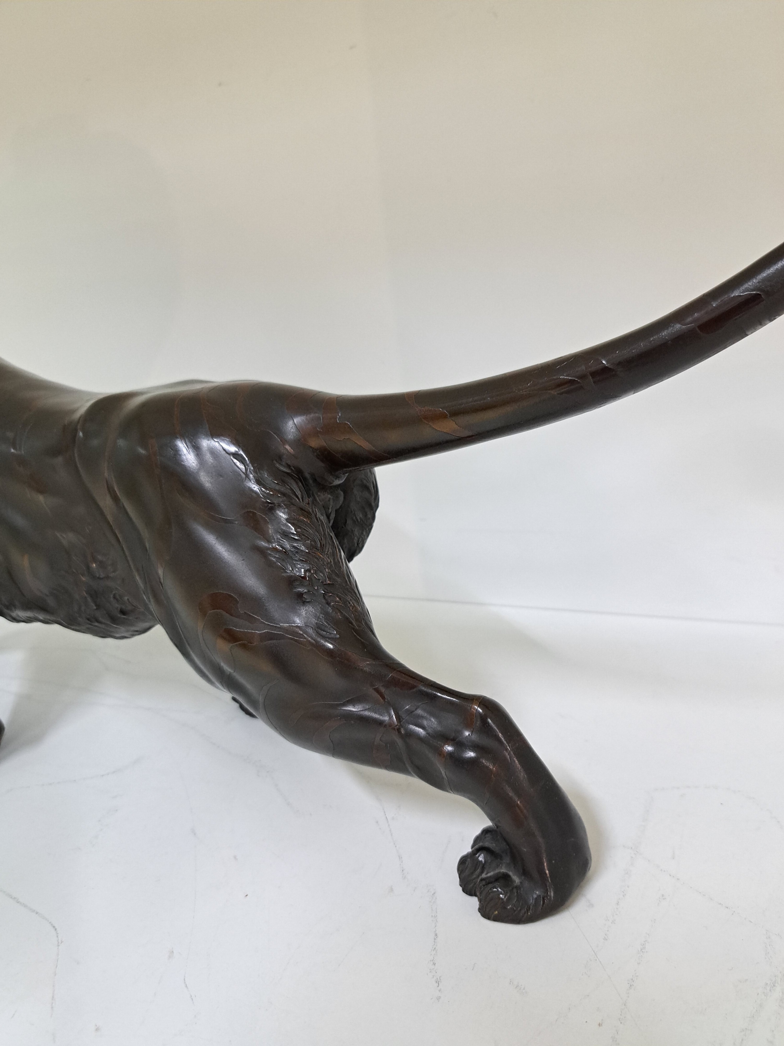 Detail f: Große Bronzefigur, China, 20. Jh., schreitender brüllender Tiger, am Boden Signet, H. ca. 28cm, L. ca. 71cm