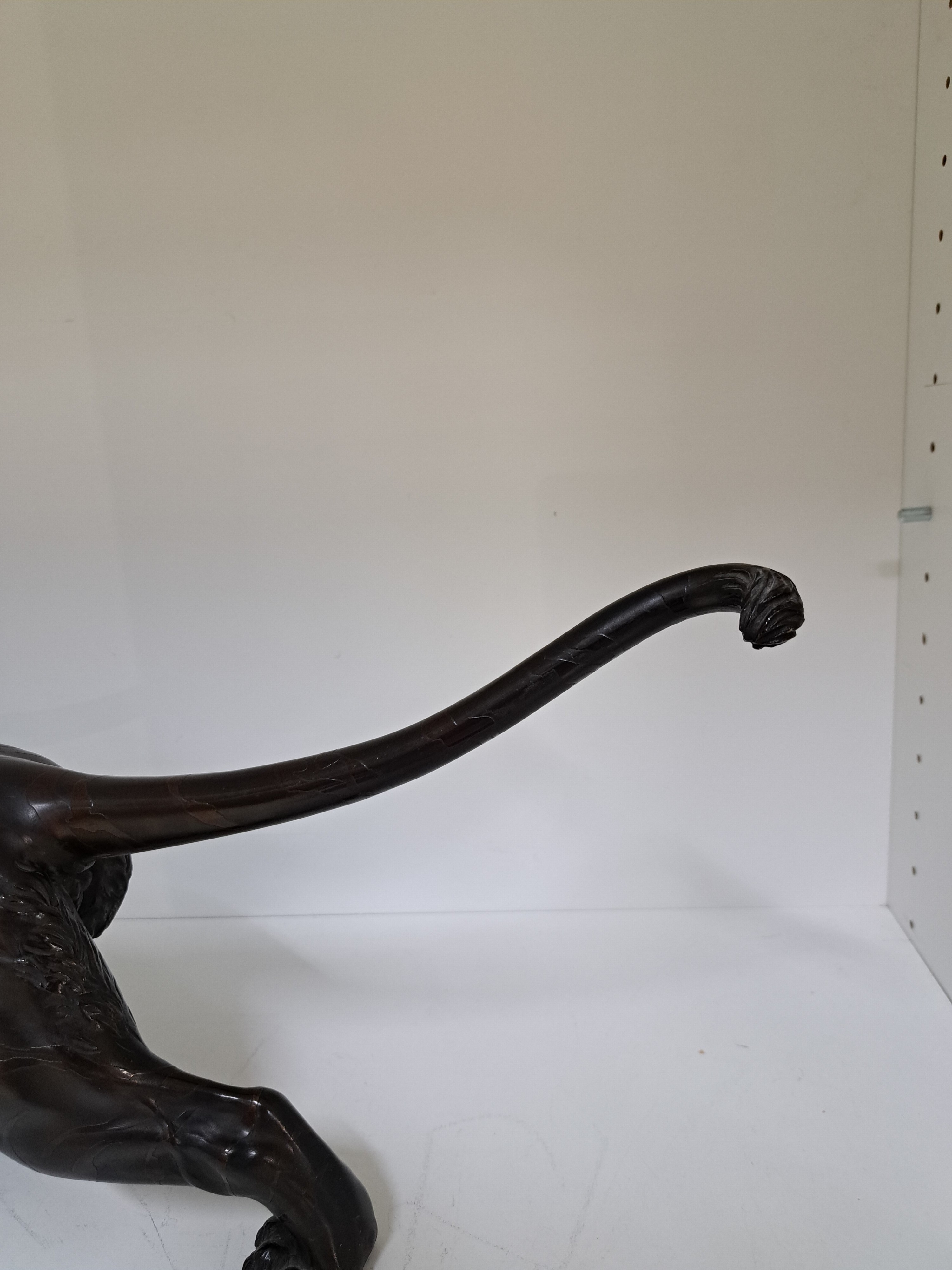 Detail g: Große Bronzefigur, China, 20. Jh., schreitender brüllender Tiger, am Boden Signet, H. ca. 28cm, L. ca. 71cm