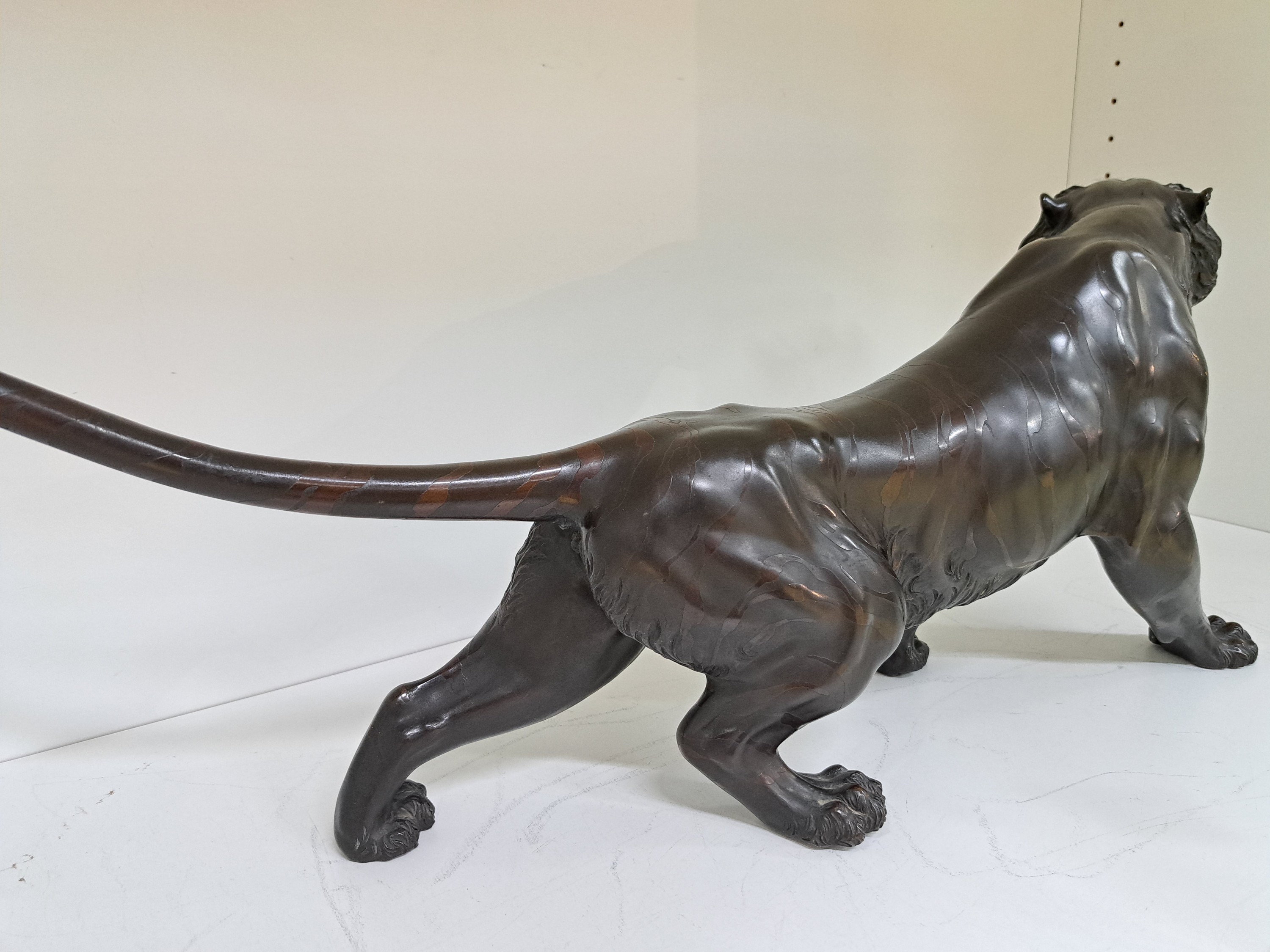 Detail i: Große Bronzefigur, China, 20. Jh., schreitender brüllender Tiger, am Boden Signet, H. ca. 28cm, L. ca. 71cm