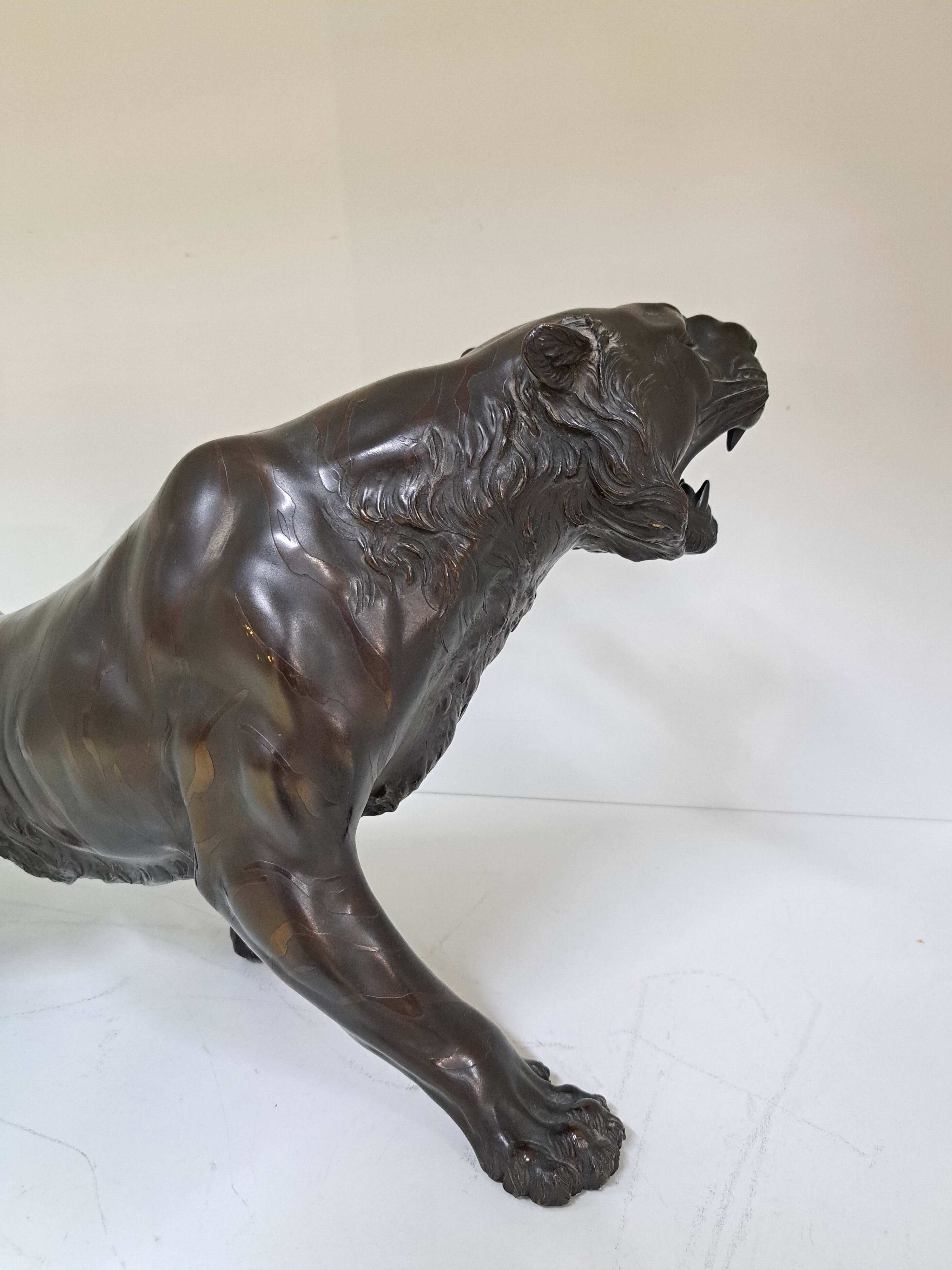 Detail j: Große Bronzefigur, China, 20. Jh., schreitender brüllender Tiger, am Boden Signet, H. ca. 28cm, L. ca. 71cm