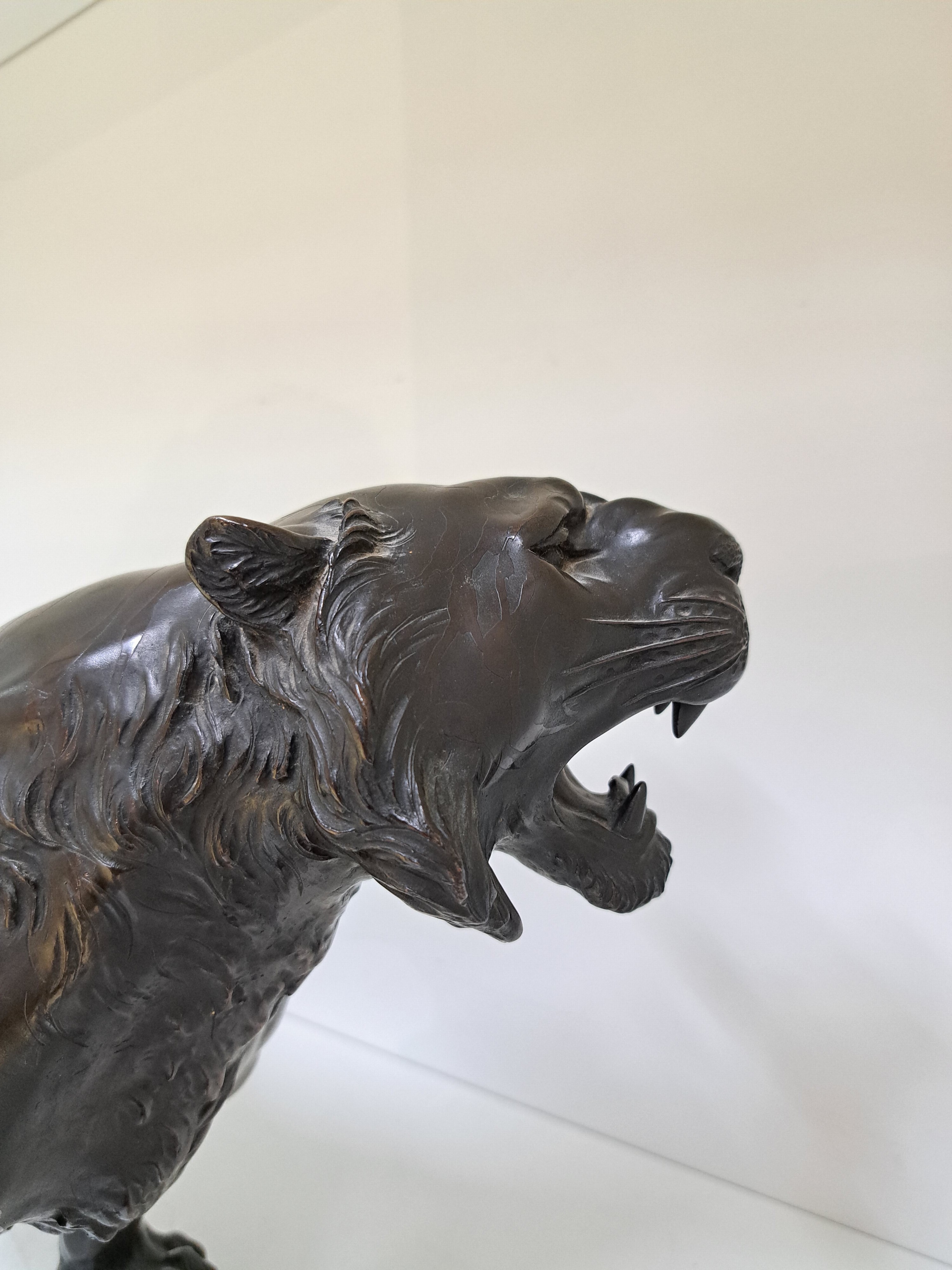 Detail k: Große Bronzefigur, China, 20. Jh., schreitender brüllender Tiger, am Boden Signet, H. ca. 28cm, L. ca. 71cm