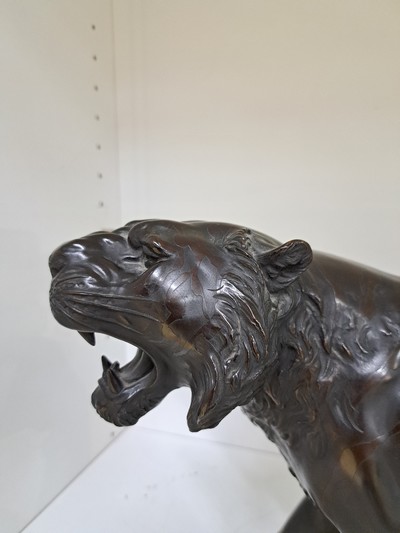 27084051c - Große Bronzefigur, China, 20. Jh., schreitender brüllender Tiger, am Boden Signet, H. ...