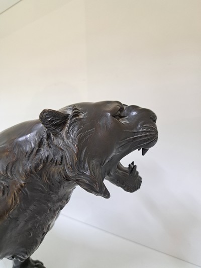 27084051k - Große Bronzefigur, China, 20. Jh., schreitender brüllender Tiger, am Boden Signet, H. ...