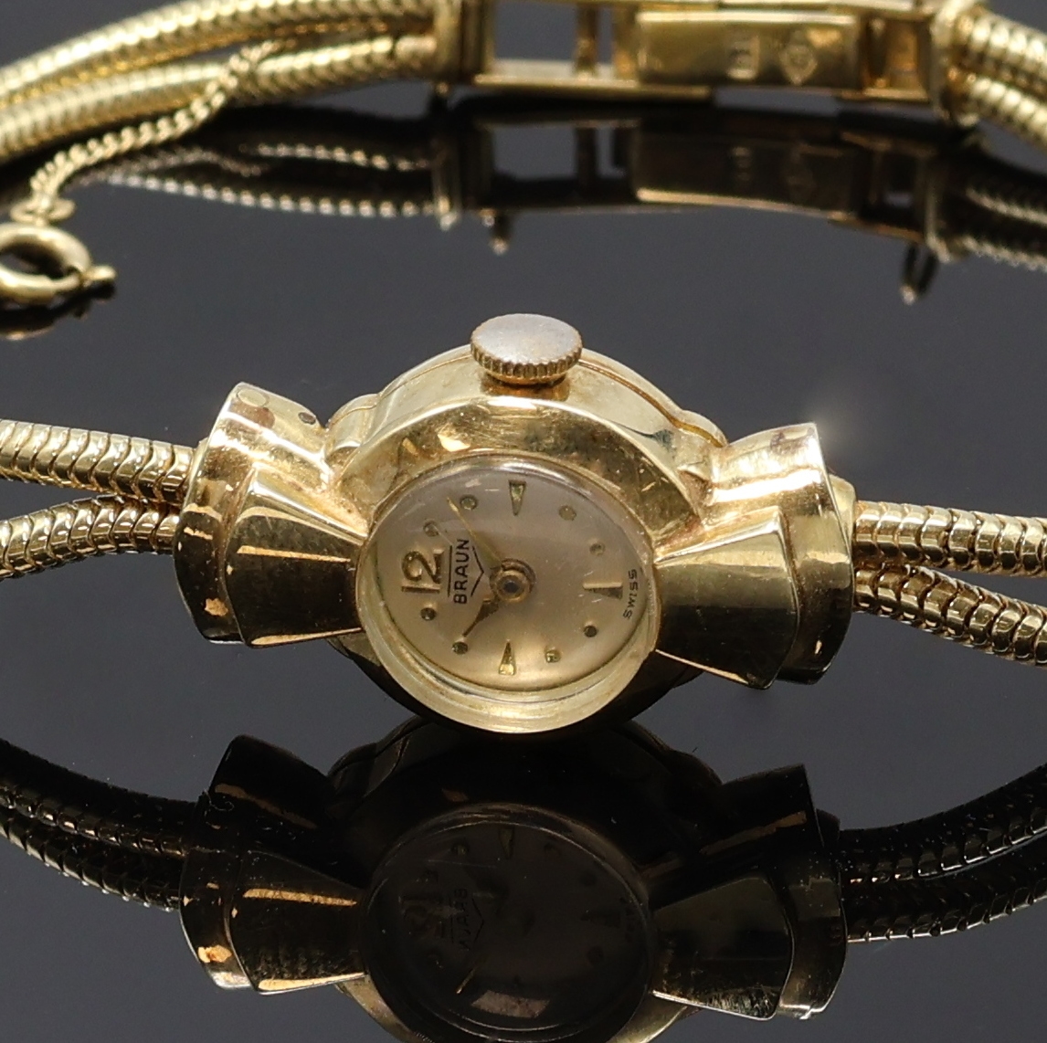Detail a: BRAUN Damenarmbanduhr in GG 585/000, Schweiz um 1955, Handaufzug, 2-teil. Geh., Scharnierboden, silb. Zifferbl. pat., gold. Indizes und Zeiger, ...