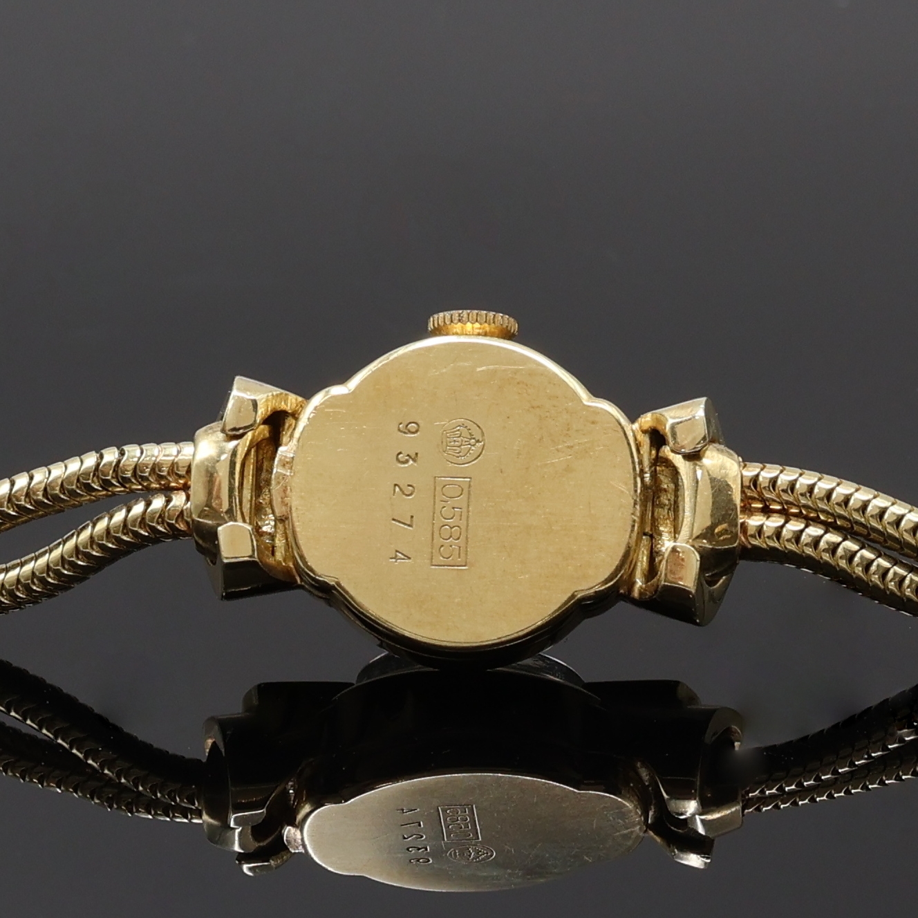 Detail d: BRAUN Damenarmbanduhr in GG 585/000, Schweiz um 1955, Handaufzug, 2-teil. Geh., Scharnierboden, silb. Zifferbl. pat., gold. Indizes und Zeiger, ...