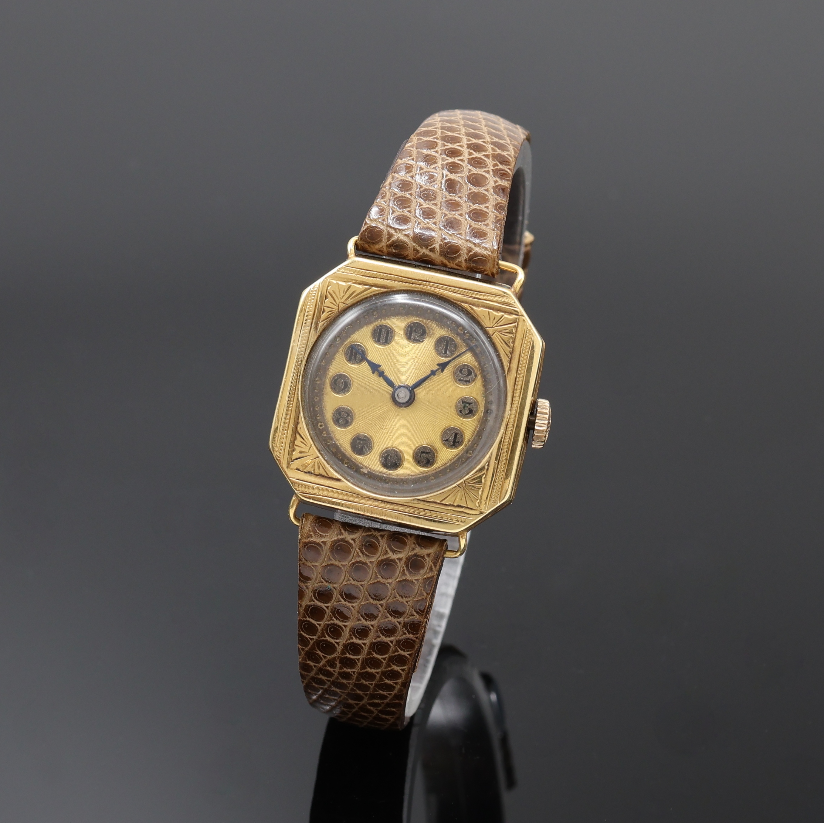 Image 27084528 - Armbanduhr in GG 750/000 an Lederband, Schweiz um 1935, Handaufzug, 8-eckiges, grav. ...