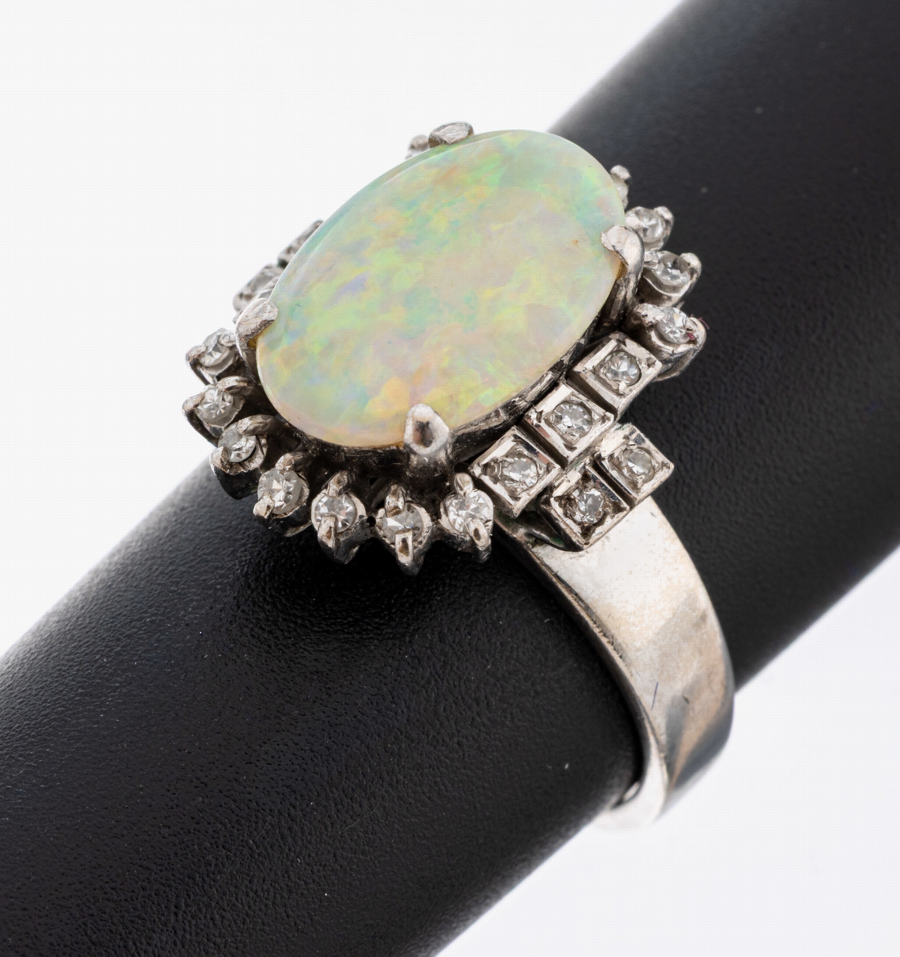 Image 27084530 - 14 kt Gold Opal-Diamant-Ring, WG 585/000, mittig ovaler Opal-Cabochon ca. 3.80 ct, ...