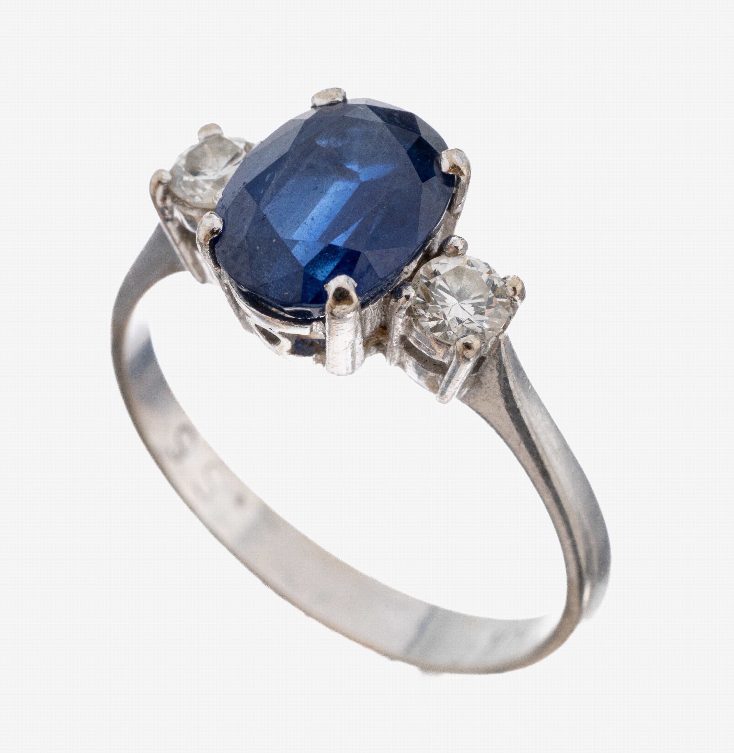 Image 27084531 - 14 kt Gold Saphir-Brillant-Ring, WG 585/000, mittig ovalfacett. Saphir ca. 2.55 ctct, 2 ...
