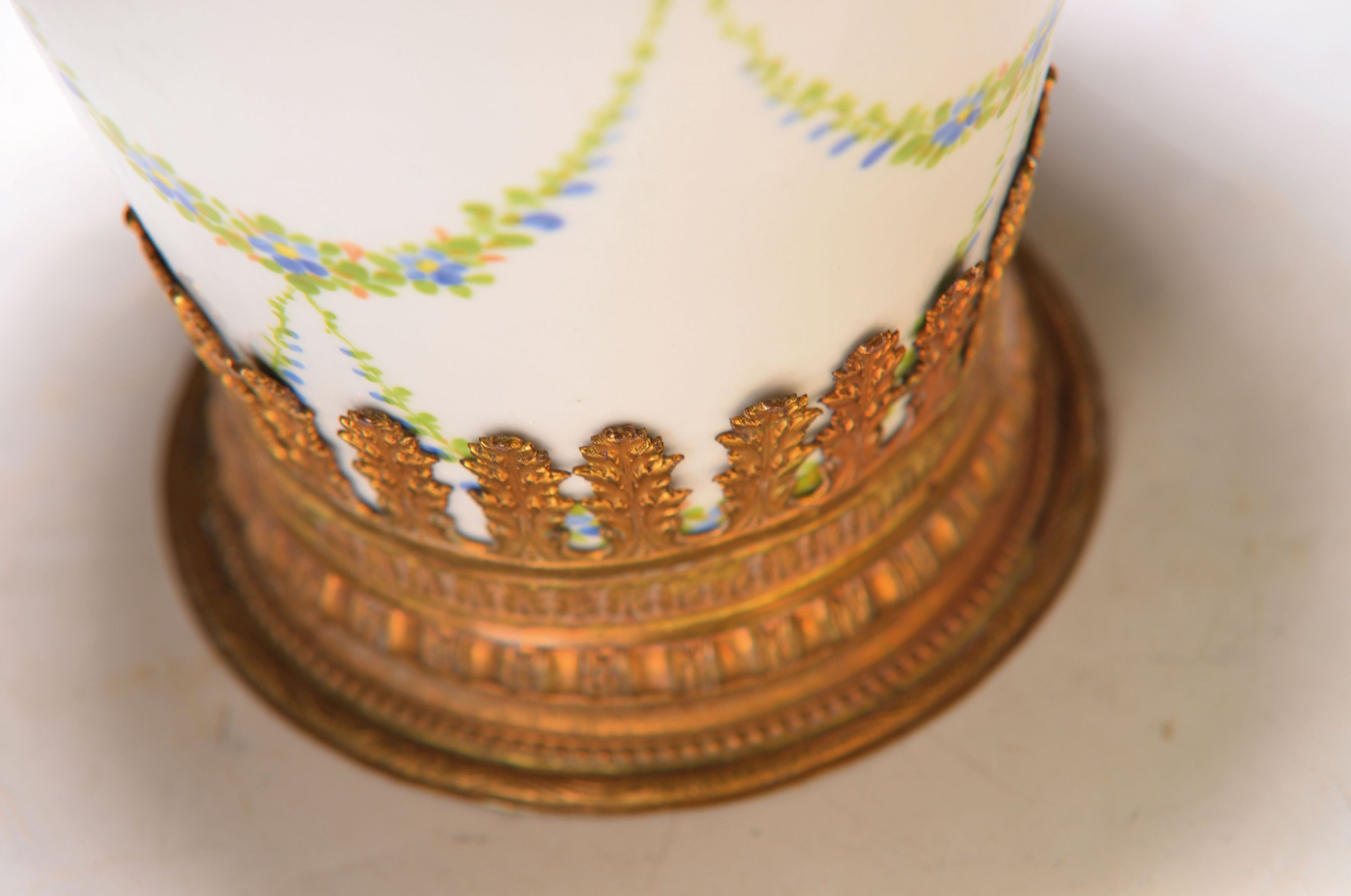Detail a: Vase, Österreich, um 1900, Porzellan, bunt bemalt mit Vergißmeinnichtgirlanden, mit französischem Importstempel und französischer Metallmontur, ...