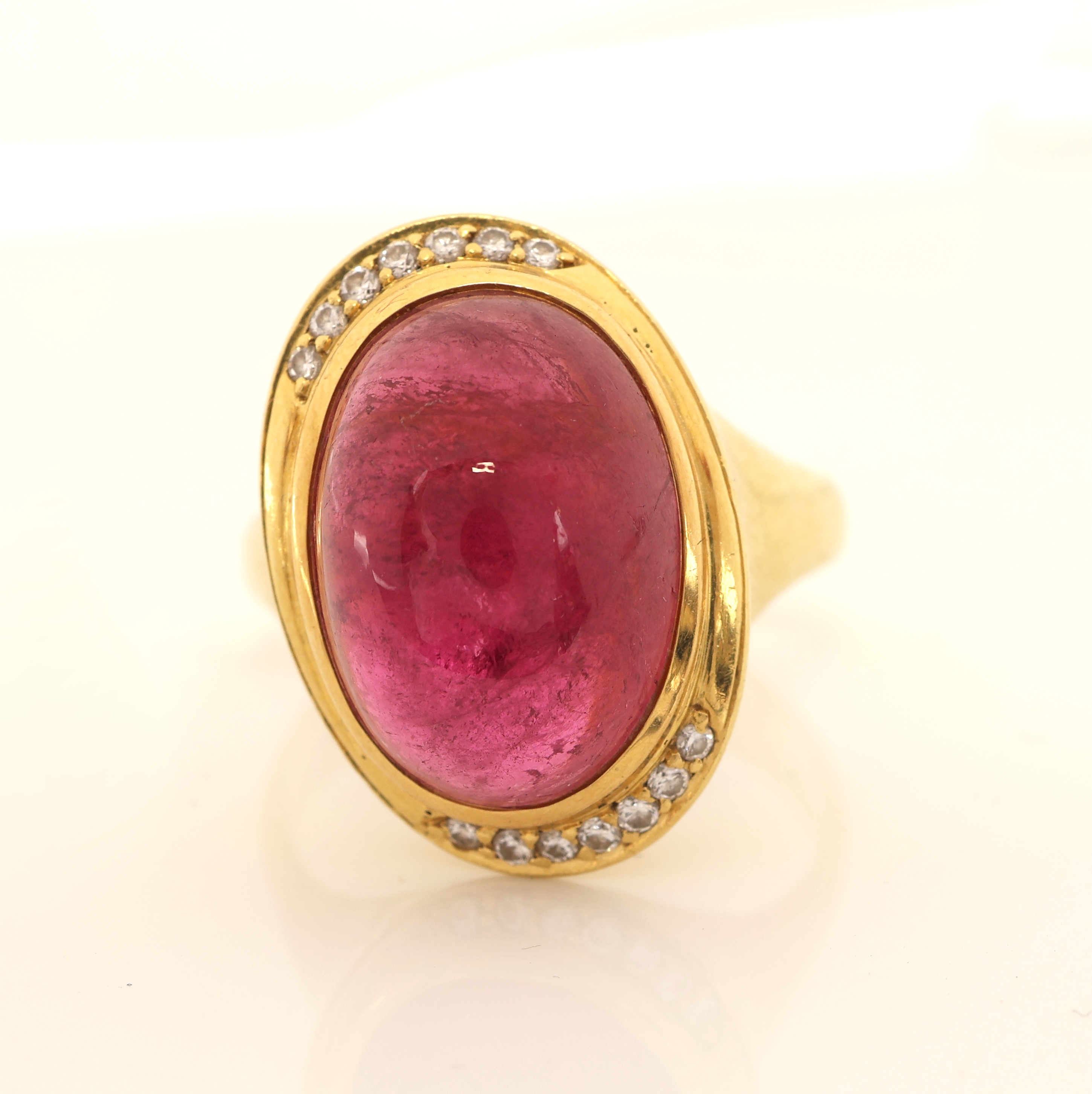 Detail a: 18 kt Gold Turmalin-Brillant-Ring, GG 750/000, ovaler Rubellit-Cabochon ca. 8.0 ct, 14 Brillanten zus. ca. 0.20 ct Weiß/si, RW 60,ca. 11.3 g