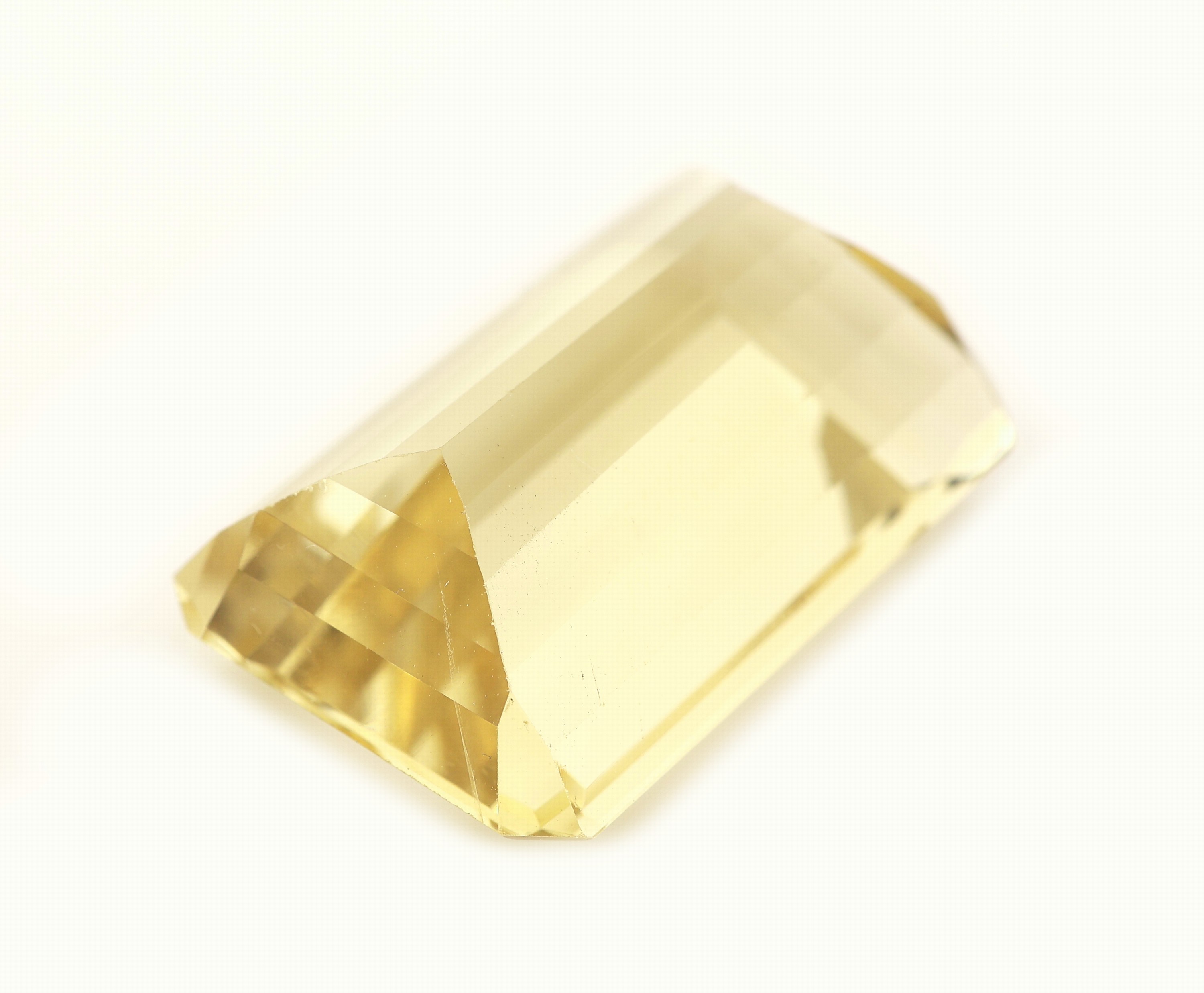 Detail a: Loser Citrin, ca. 34.15 ct, ca. 24.68 x 16.56 x 10.87 mm, Treppenschliff
