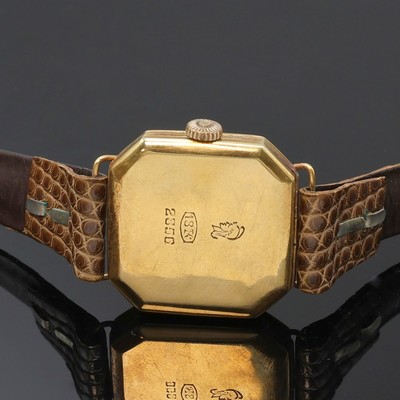 27084528c - Armbanduhr in GG 750/000 an Lederband, Schweiz um 1935, Handaufzug, 8-eckiges, grav. ...