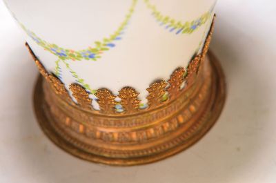 27084555a - Vase, Österreich, um 1900, Porzellan, bunt bemalt mit Vergißmeinnichtgirlanden, mit ...