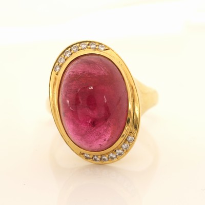27084562a - 18 kt Gold Turmalin-Brillant-Ring, GG 750/000, ovaler Rubellit-Cabochon ca. 8.0 ct, 14 ...