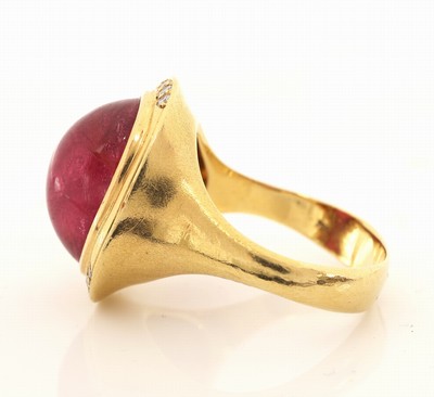 27084562b - 18 kt Gold Turmalin-Brillant-Ring, GG 750/000, ovaler Rubellit-Cabochon ca. 8.0 ct, 14 ...