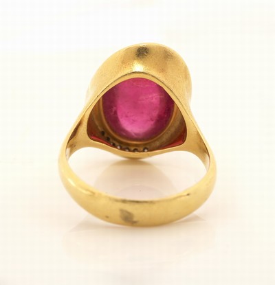 27084562c - 18 kt Gold Turmalin-Brillant-Ring, GG 750/000, ovaler Rubellit-Cabochon ca. 8.0 ct, 14 ...