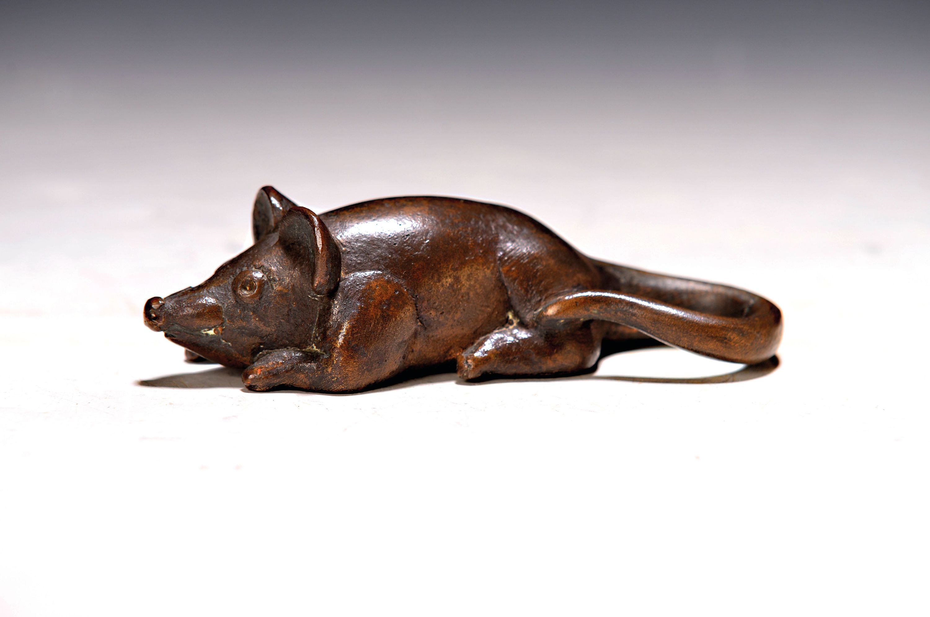 Image 27084605 - Gernot Rumpf, 1941 Kaiserslautern 2025, Bronzefigur, Maus, L. 11 cm, monogrammiert, ...