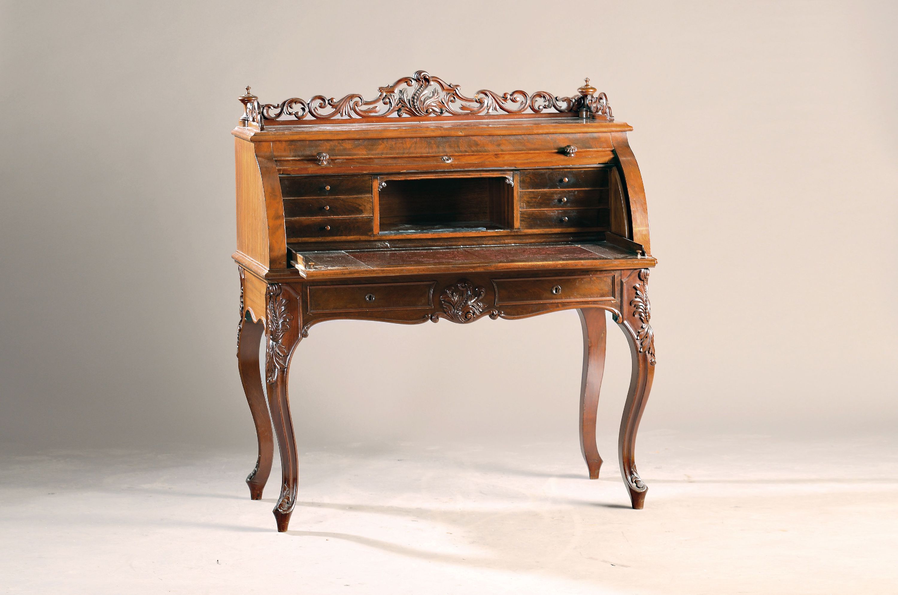 Image 27084666 - Writing secretary, England, around 1860, mahogany veneer, with gallery made of carved ...