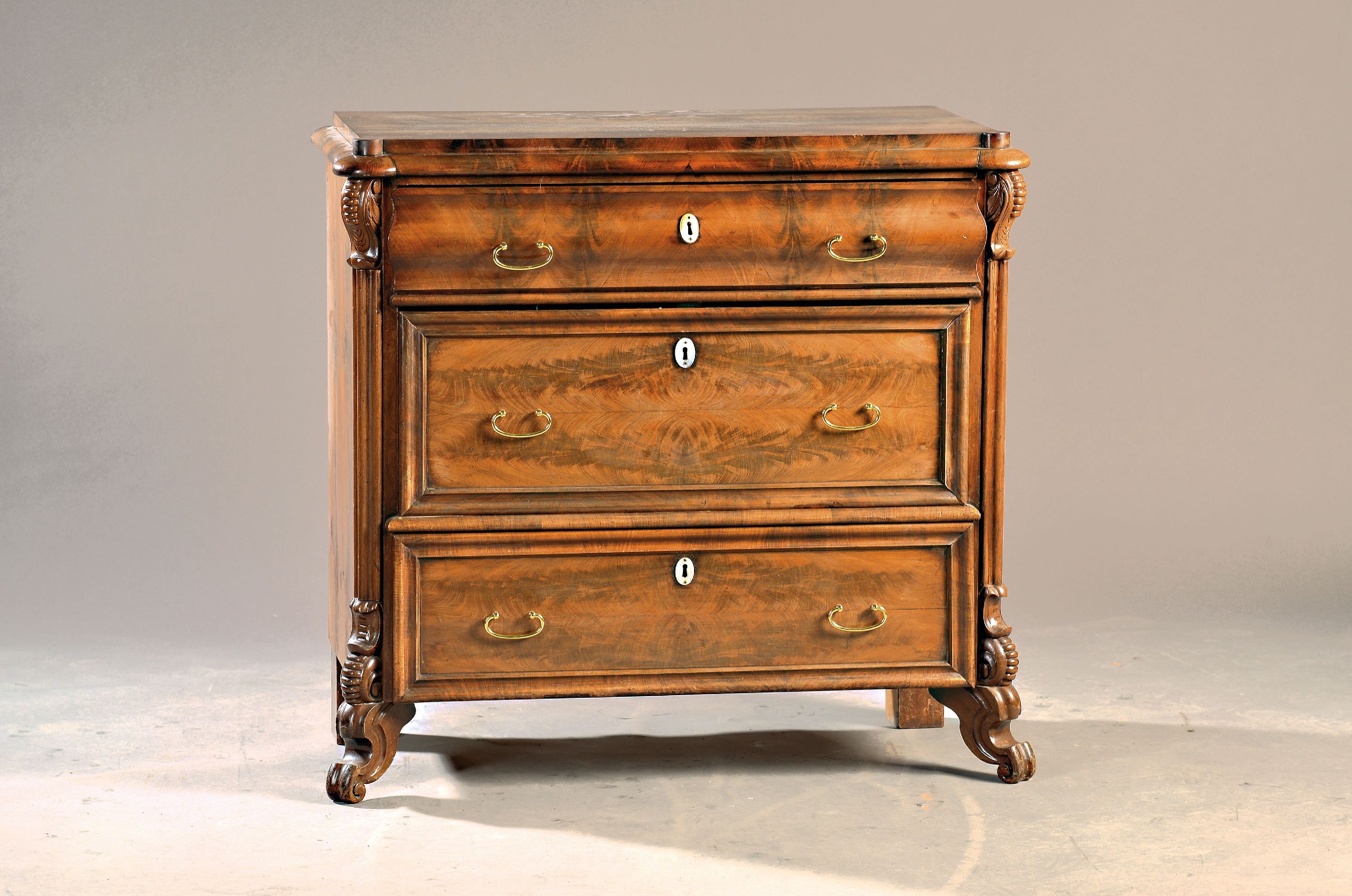 Image 27084667 - Biedermeier-Kommode, 19.Jh., Nußbaumfurnier, 3 Schubladen, Messingbeschläge, ca. ...