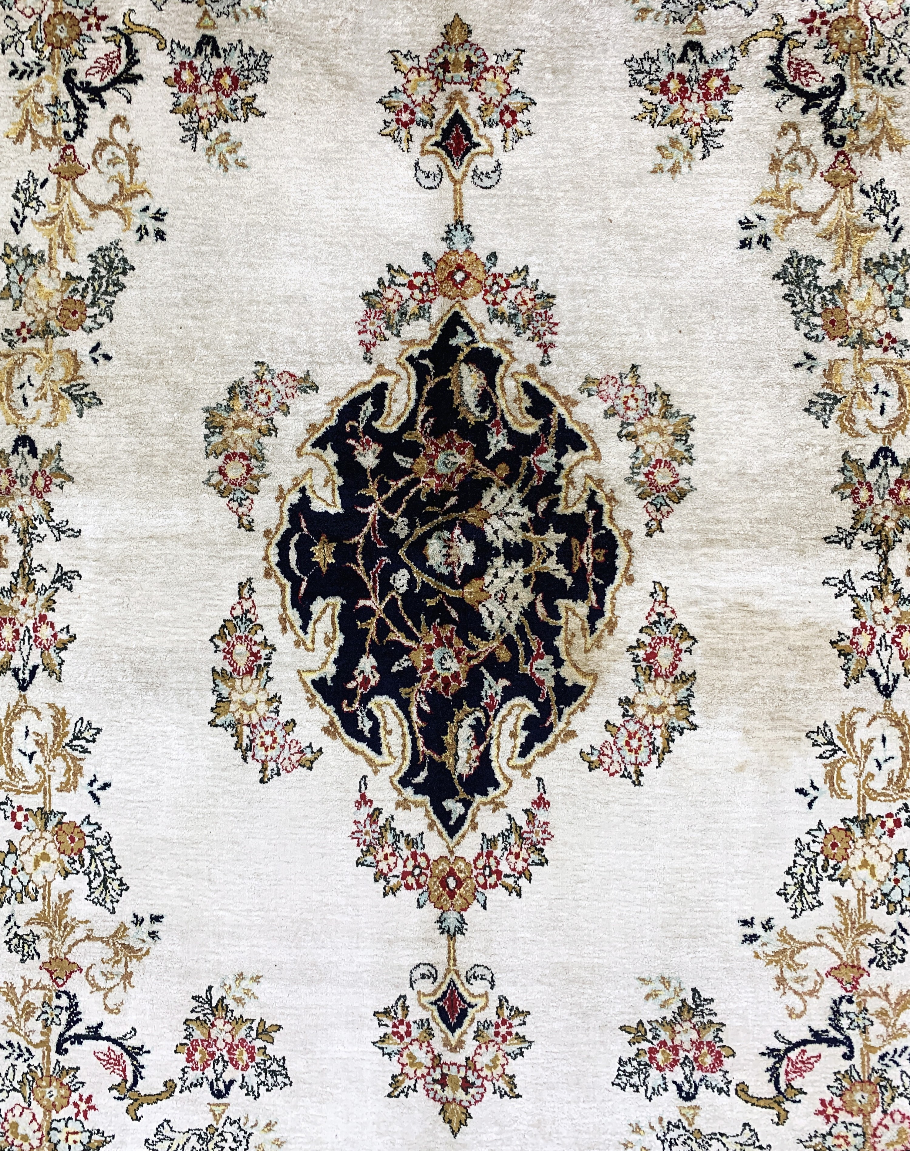 Detail c: Ghom Seide, Persien, Mitte 20.Jhd., reine Naturseide, ca. 216 x 143 cm, EHZ: 2
