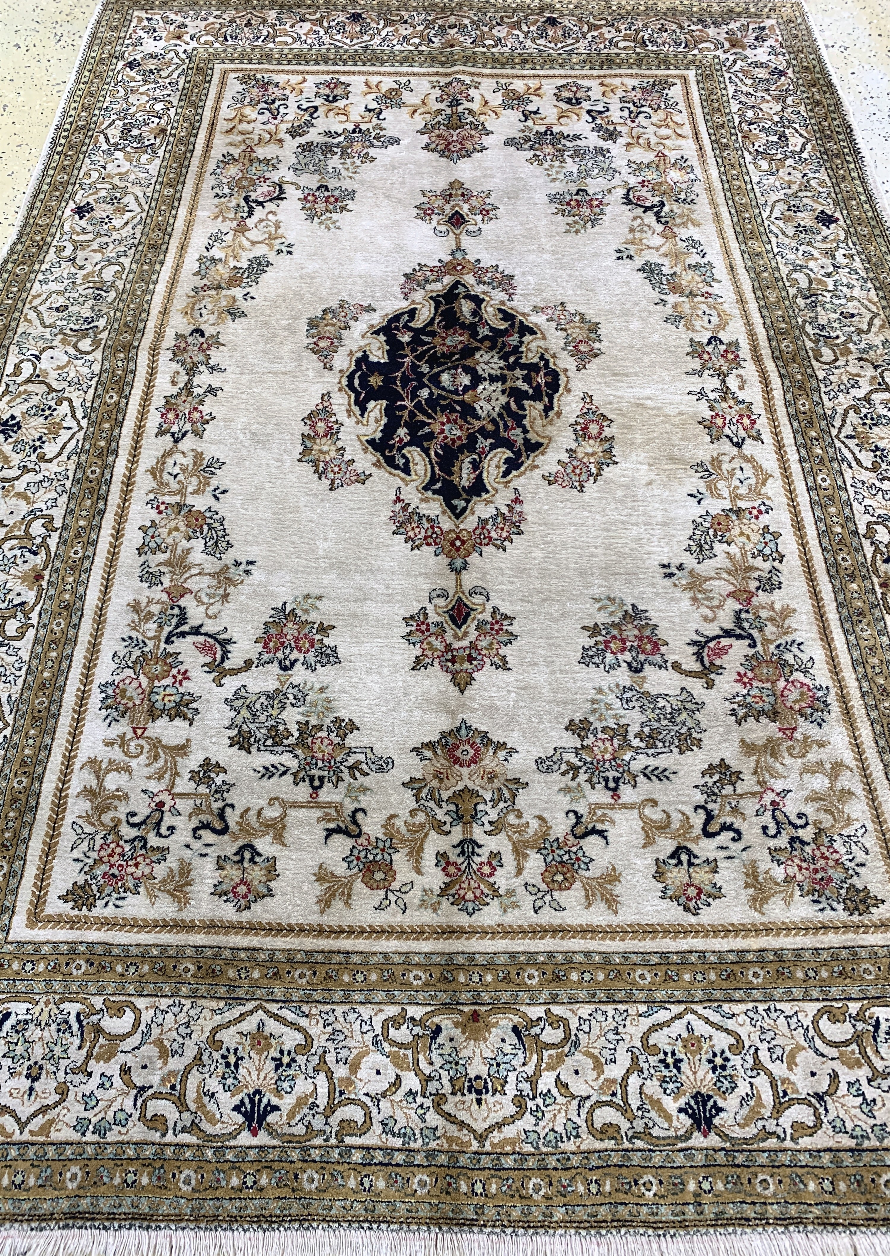 Detail f: Ghom Seide, Persien, Mitte 20.Jhd., reine Naturseide, ca. 216 x 143 cm, EHZ: 2