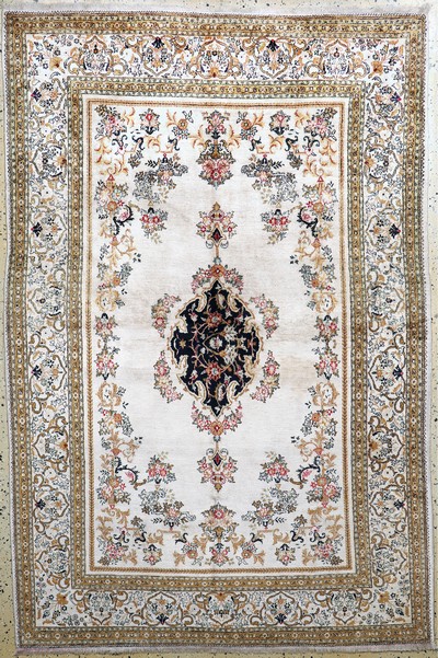 Image Ghom Seide, Persien, Mitte 20.Jhd., reine Naturseide, ca. 216 x 143 cm, EHZ: 2 ...