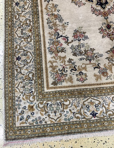 27084839b - Ghom Seide, Persien, Mitte 20.Jhd., reine Naturseide, ca. 216 x 143 cm, EHZ: 2 ...